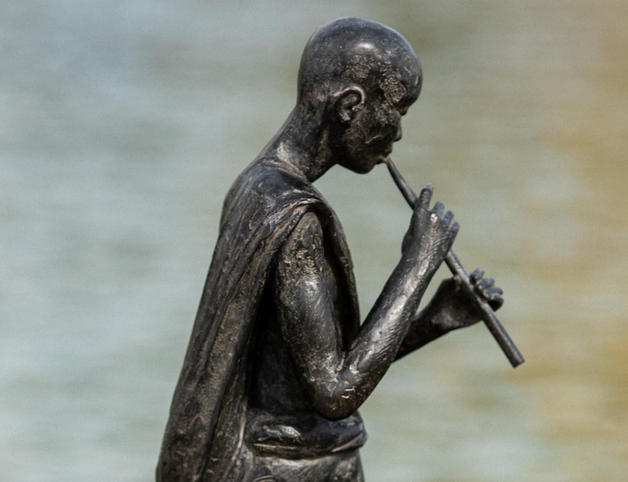 Joven Flautista de Marine de Soos - Escultura de bronce, figurativa, humana, niño en venta 7
