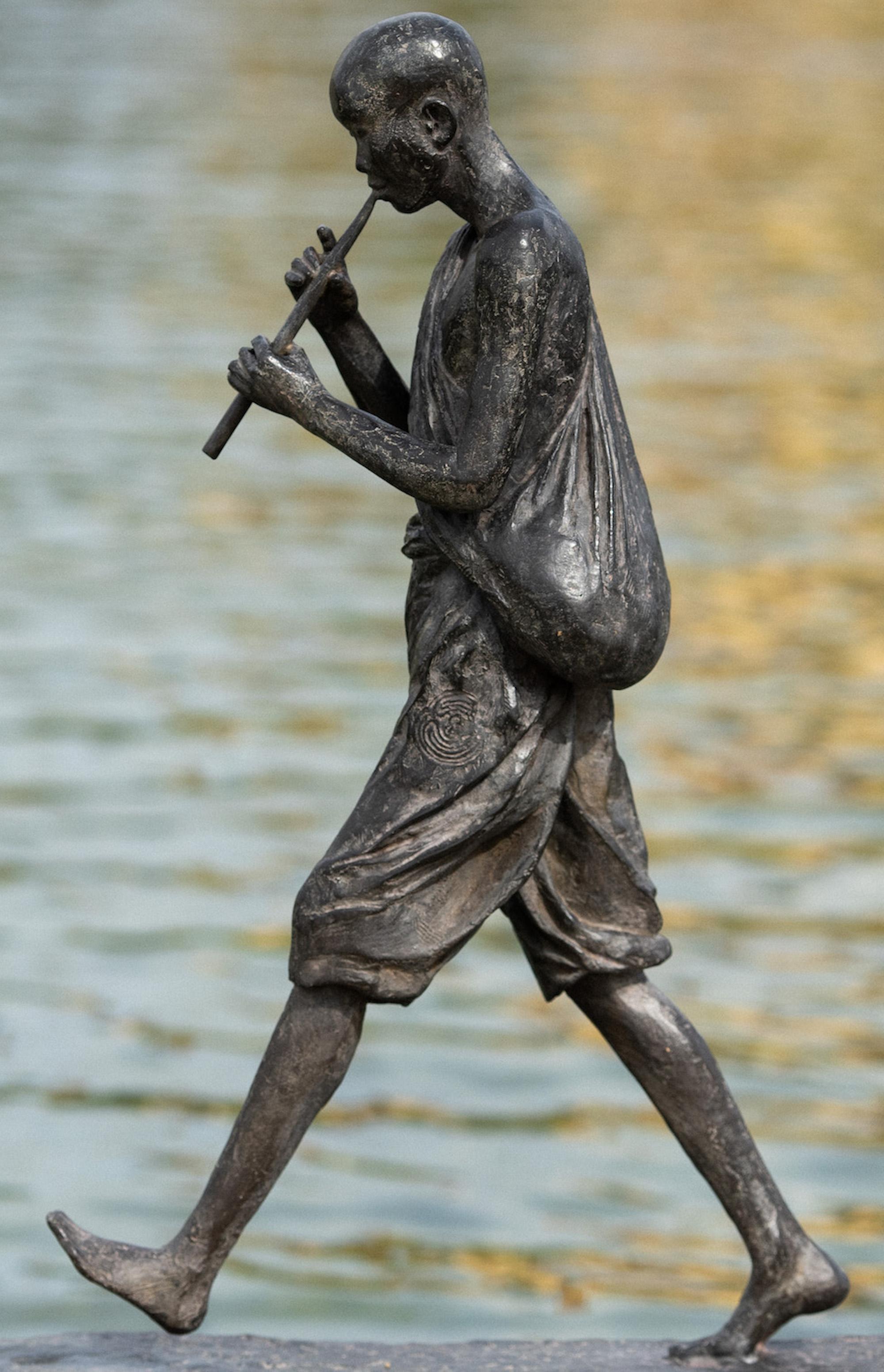 Joven Flautista de Marine de Soos - Escultura de bronce, figurativa, humana, niño en venta 9
