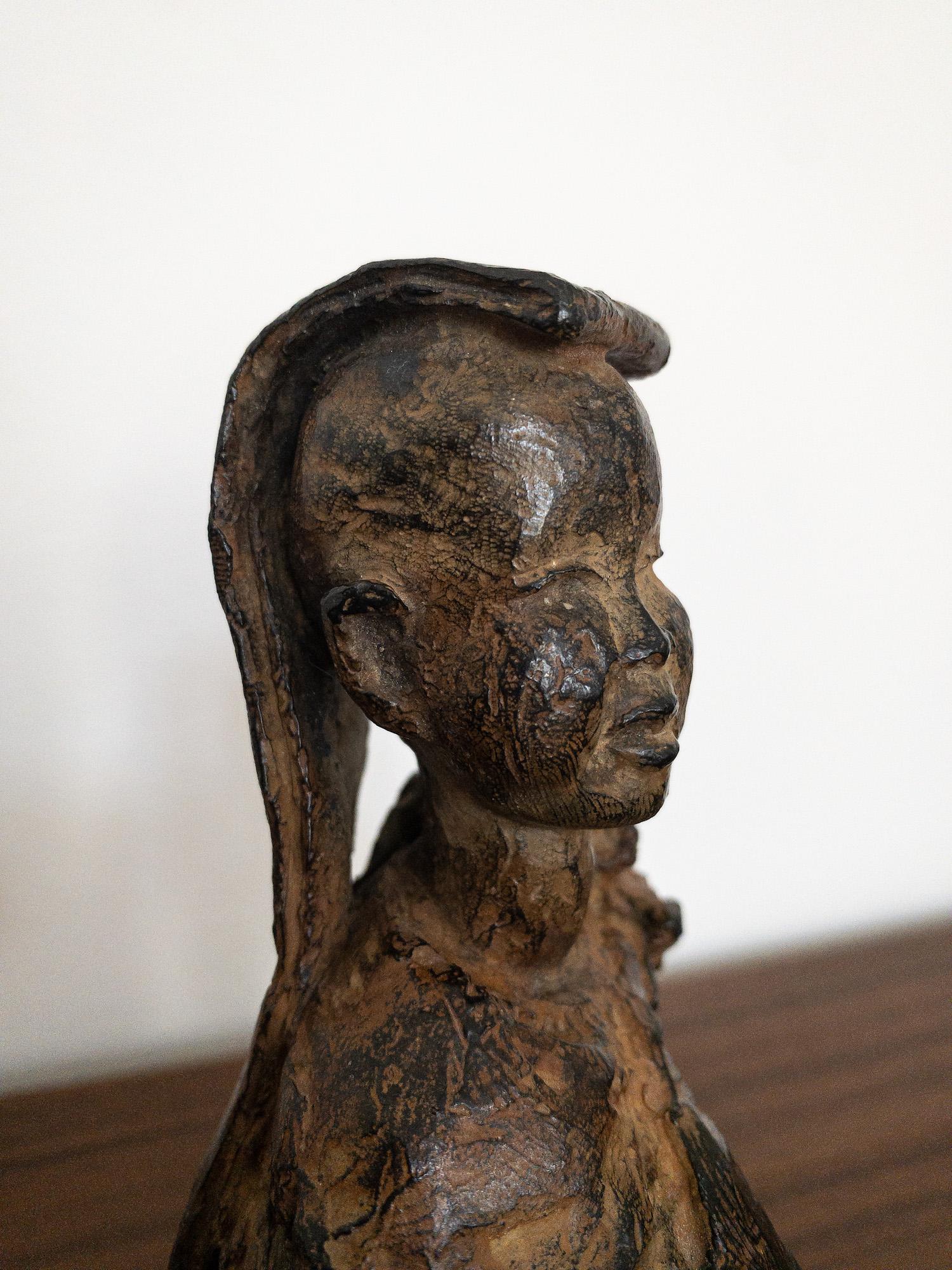 Junges Lama von Marine de Soos - Zeitgenössische Bronzeskulptur, Kind, Porträt im Angebot 10