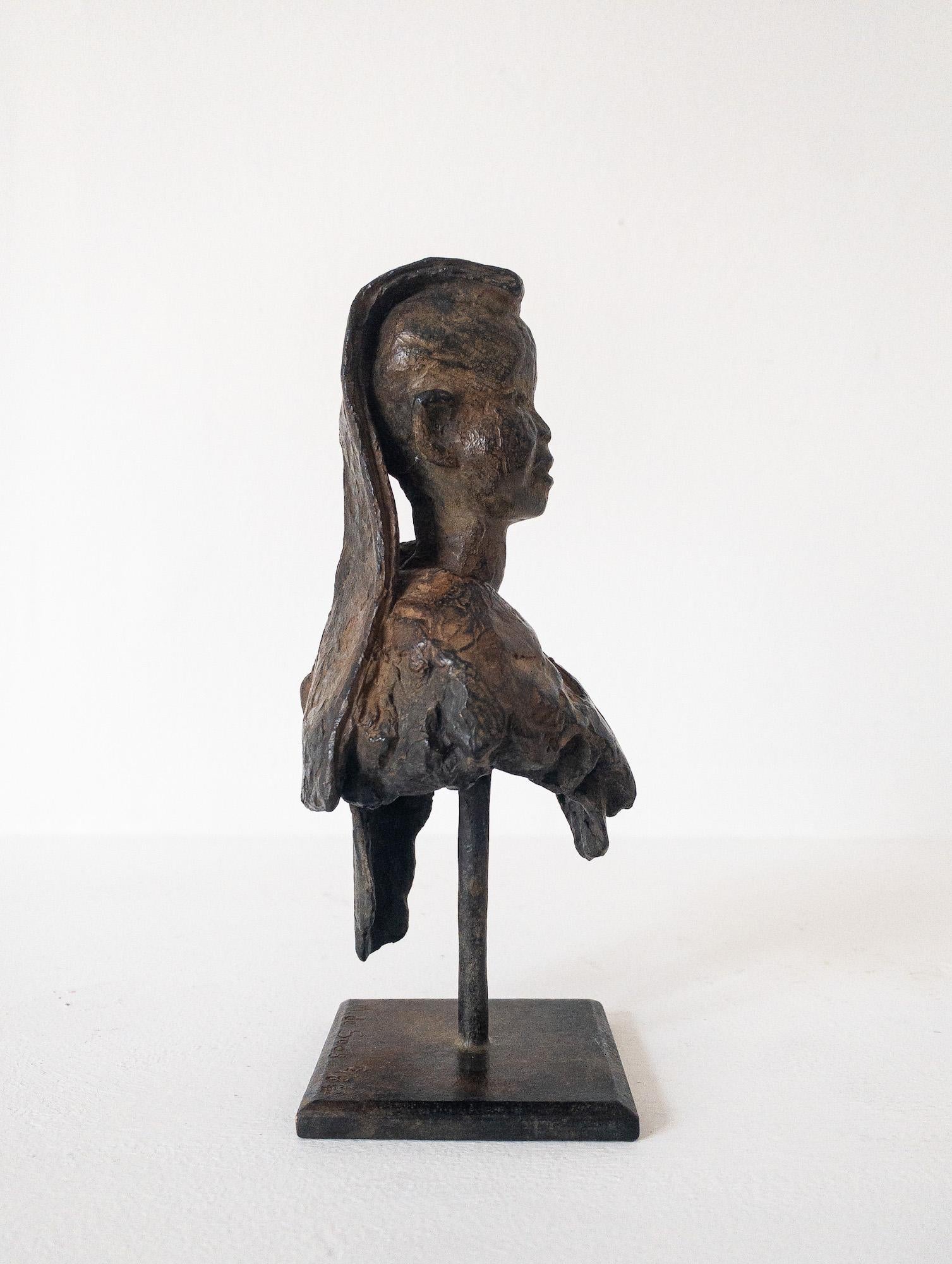 Junges Lama von Marine de Soos - Zeitgenössische Bronzeskulptur, Kind, Porträt im Angebot 15