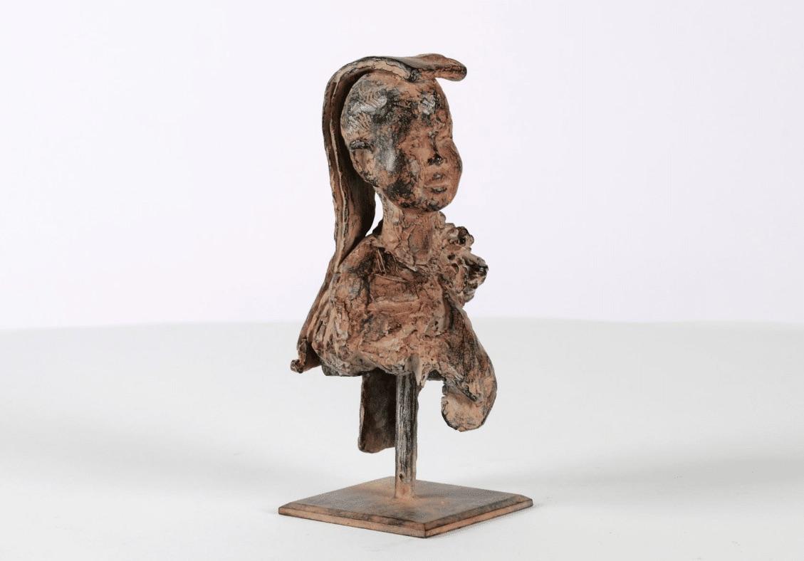 Junges Lama von Marine de Soos - Zeitgenössische Bronzeskulptur, Kind, Porträt im Angebot 2