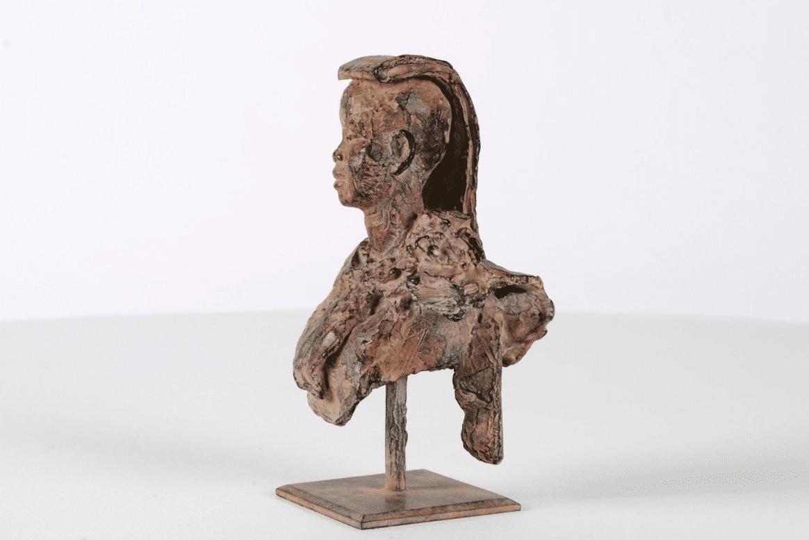 Junges Lama von Marine de Soos - Zeitgenössische Bronzeskulptur, Kind, Porträt im Angebot 4