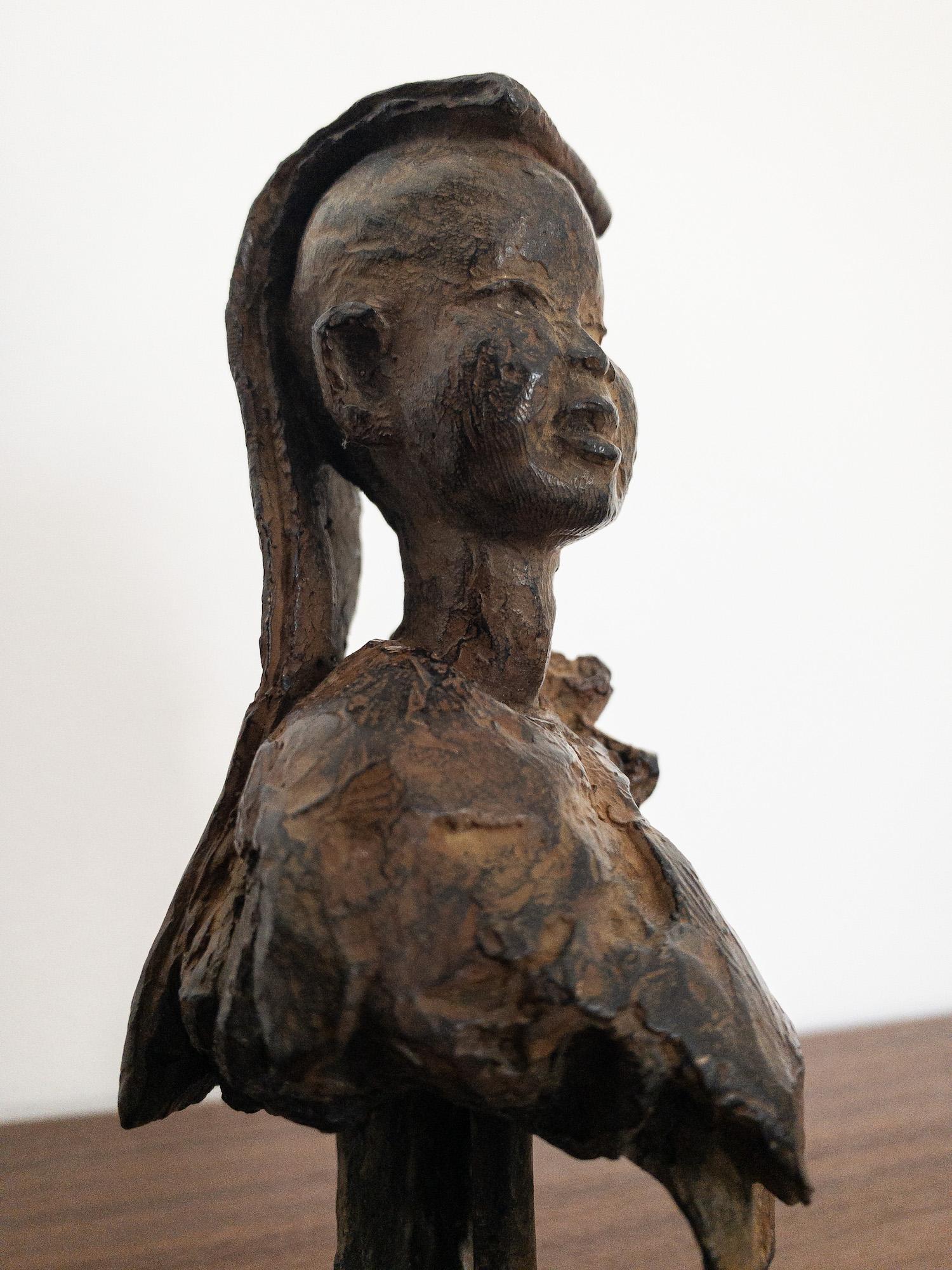 Junges Lama von Marine de Soos - Zeitgenössische Bronzeskulptur, Kind, Porträt im Angebot 8