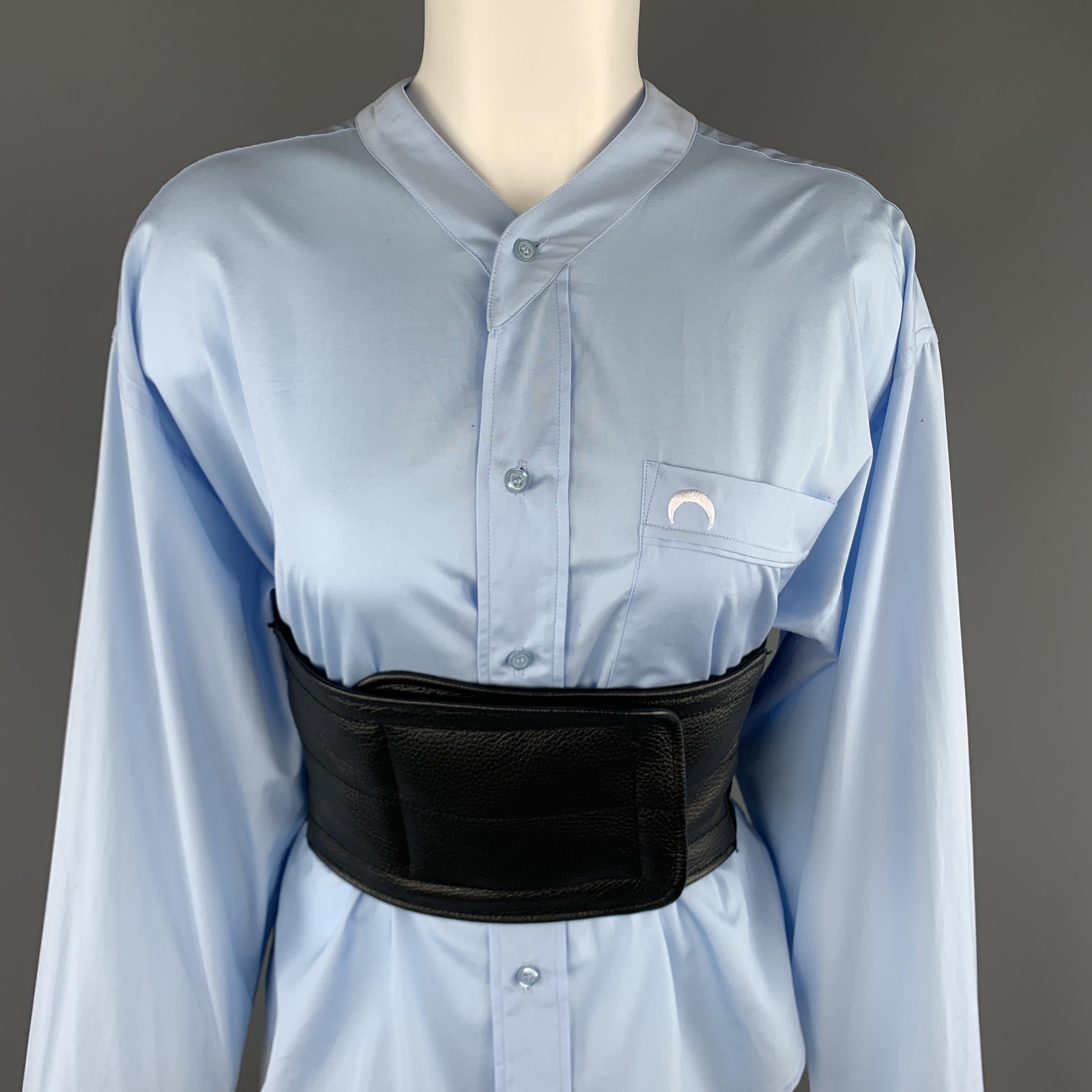 MARINE SERRE blouse come sin light blue cotton with a band collar, moon emblem, patch pocket, and attached stretch panel leather quilted bustier belt. With tags. Made in Italy.

Excellent Pre-Owned Condition.
Marked: L

Measurements:

Shoulder: 20