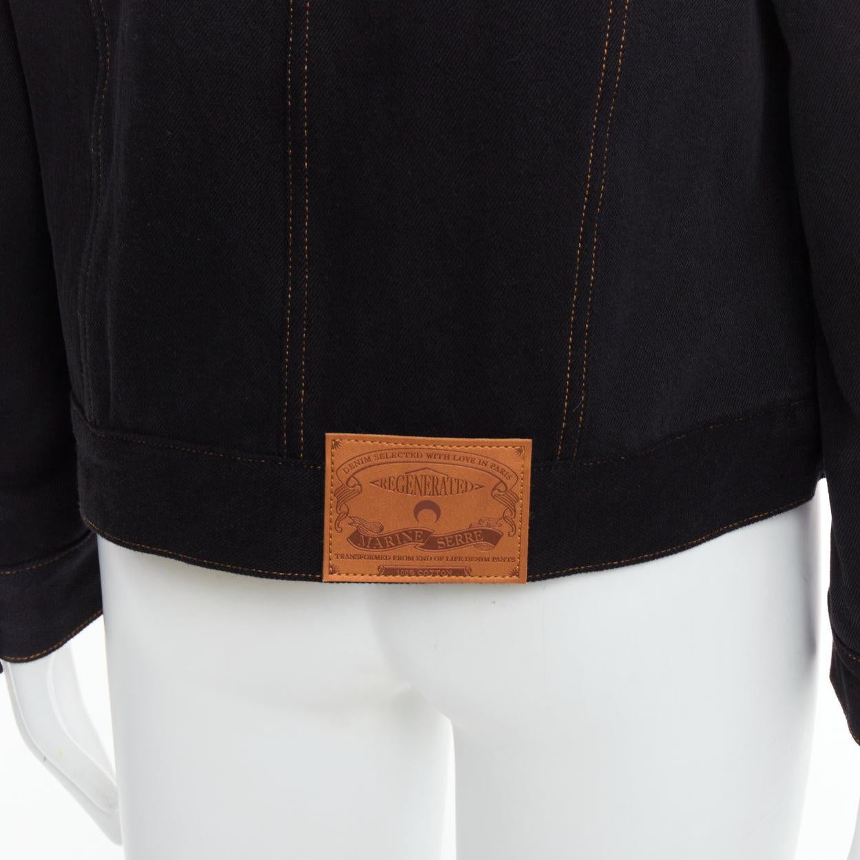 MARINE SERRE WHITE LINE Croissant de lune  imprimé denim noir  Veste FR48 M
Référence : LAYU/A00008
Marque : Marin Serre
Collectional : Whiting
MATERIAL : Denim
Couleur : Noir, Jaune
Motif : Abstrait
Fermeture : bouton
Fabriqué au :