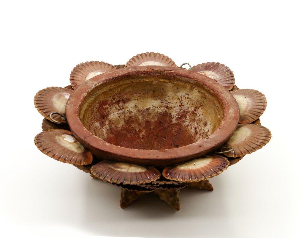 Le cache-pot de coquillages marins est un beau vase réalisé au milieu du 20e siècle.

Cet étonnant et unique cache-pot est entièrement réalisé avec une composition de coquillages marins.

Bon état sauf quelques traces de terre.

Il faisait