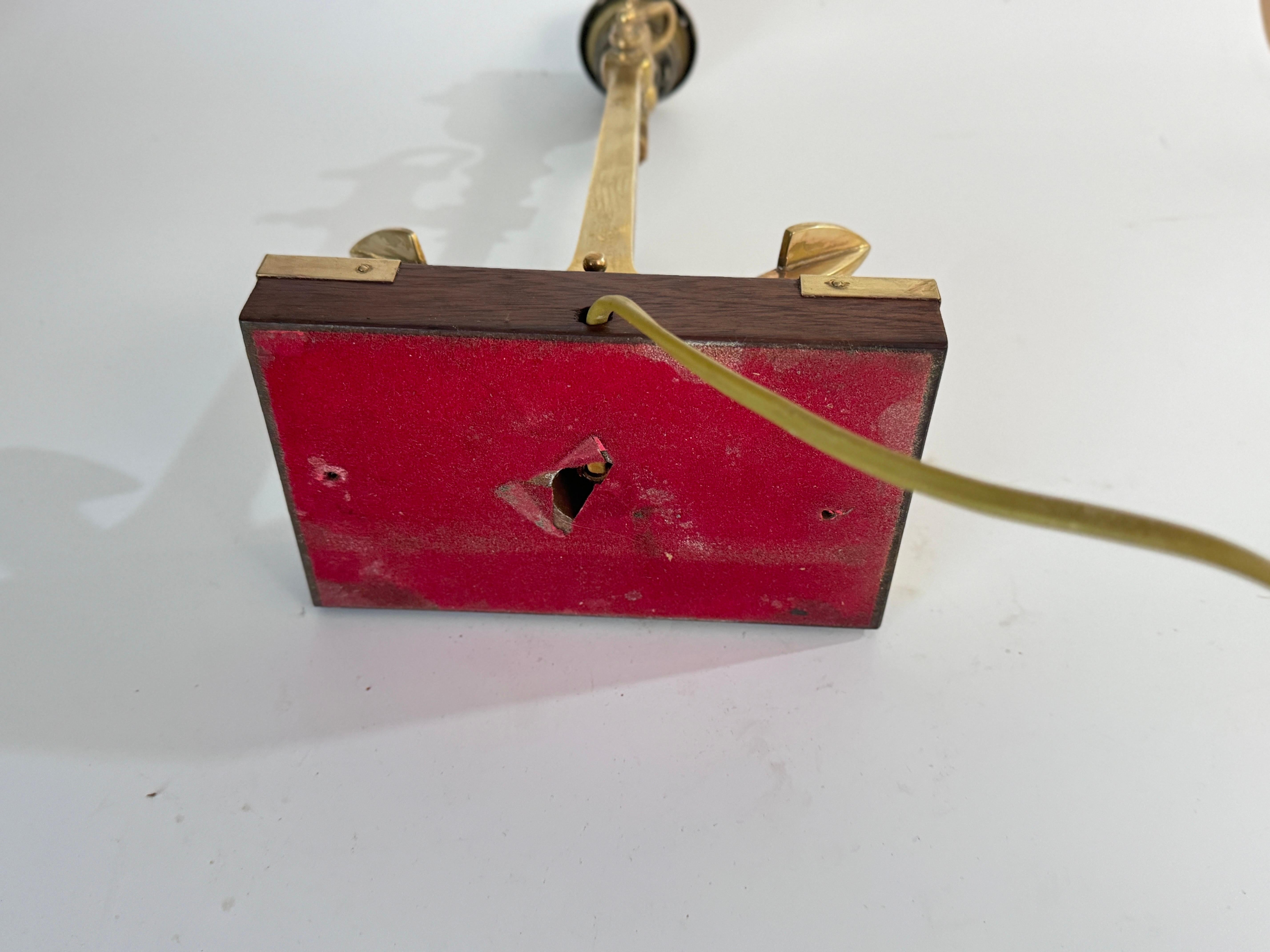 Lámpara de mesa marina con un ancla en latón dorado circa 1960 Francia mediados del siglo XX en venta