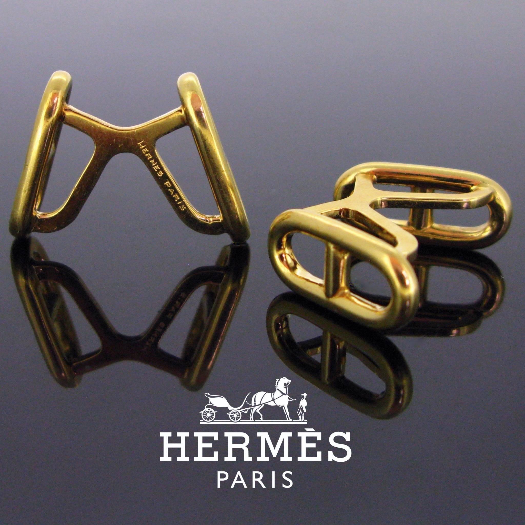 This beautiful pair of cufflinks was made by the famous French brand Hermès. The company was first specialised in horse’s equipment and later they developed their fashion line. These are from the Marine collection. They are controlled with the