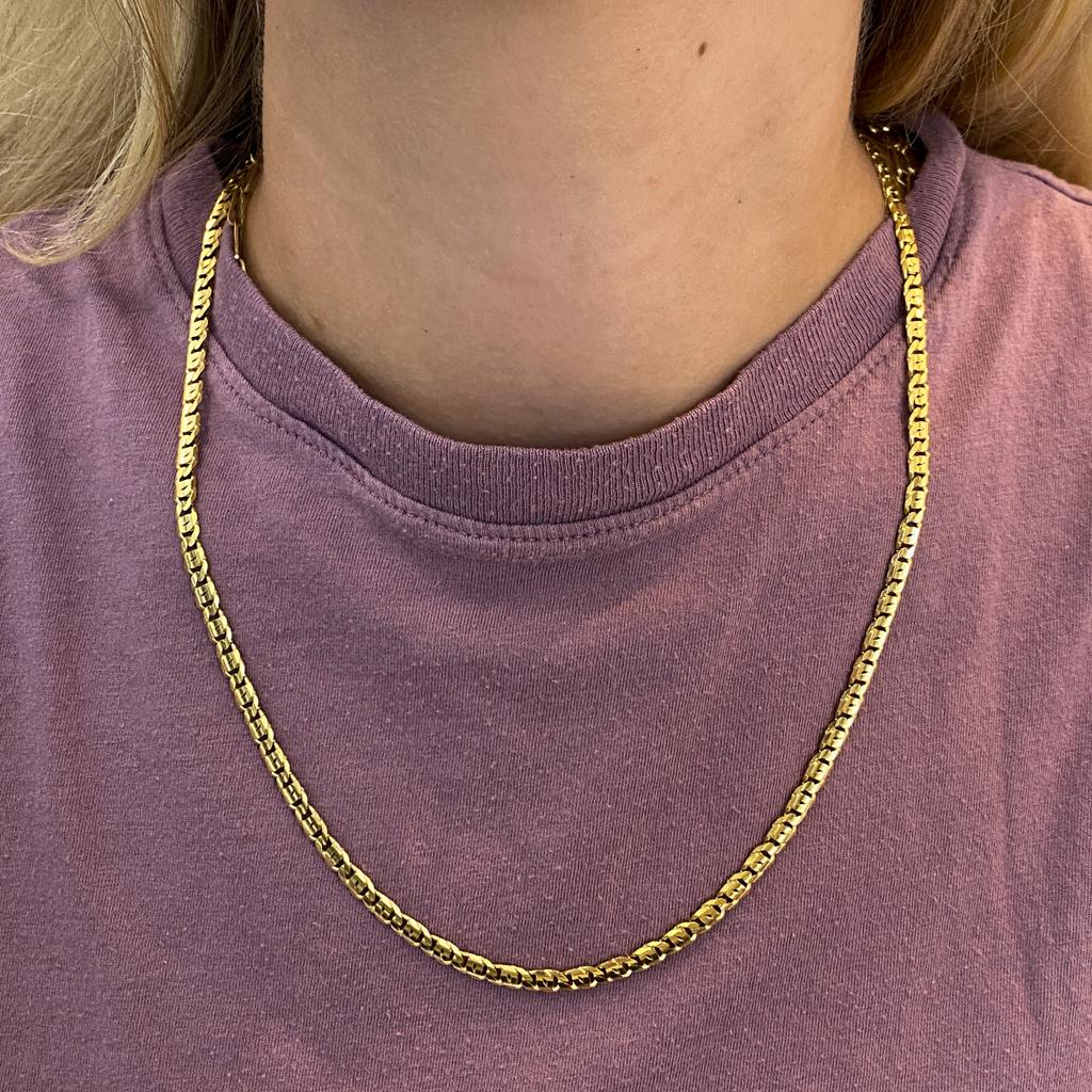 This substantial necklace looks wonderful on any neck, worn alone or stacked with multiple chains for a layered look. The design is versatile and looks fantastic on anyone! The mariner link chain has an extra pop of brightness thanks to the beveled