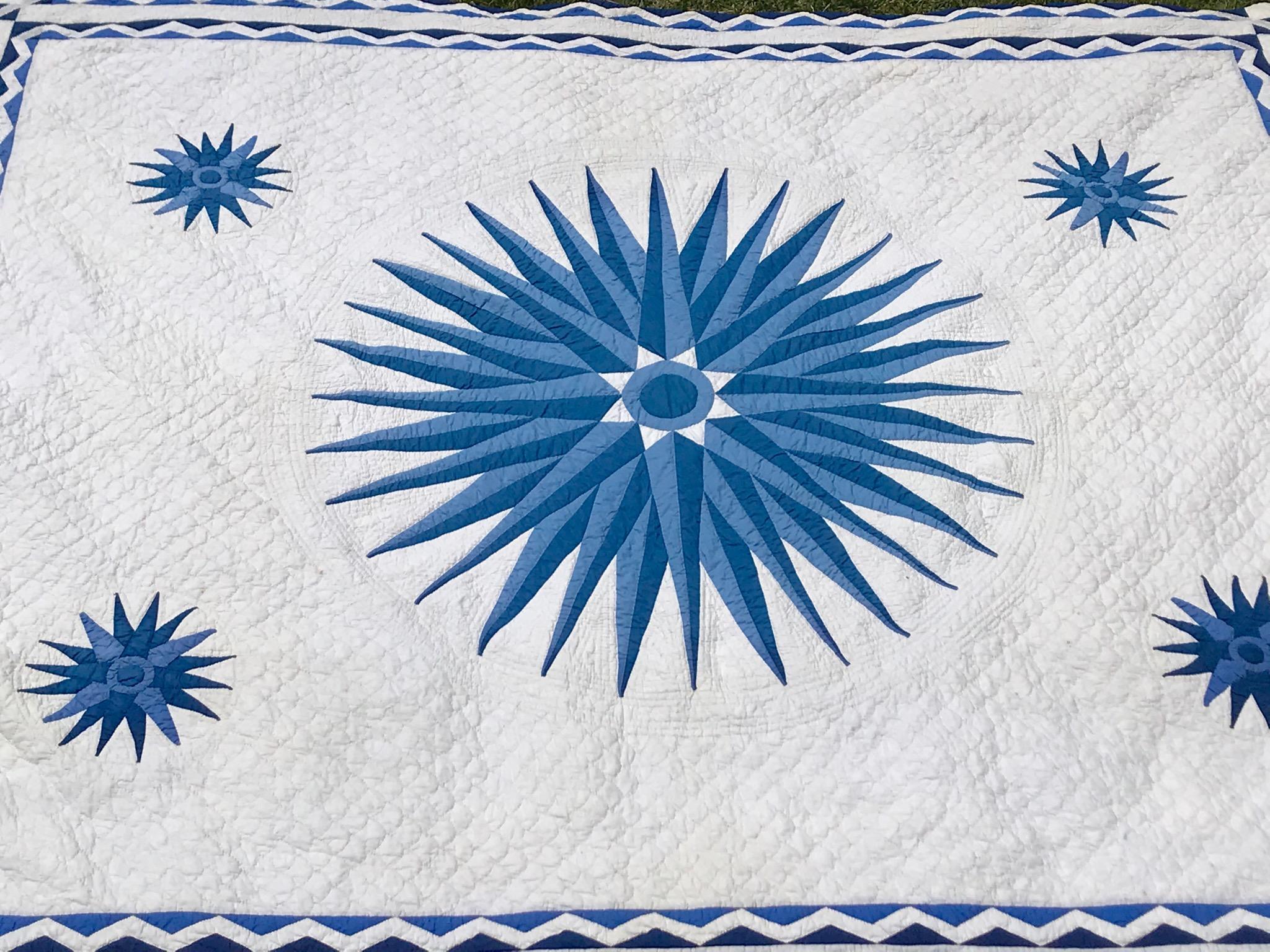 Mariners Compass Quilt with Double Borders In Good Condition In Los Angeles, CA