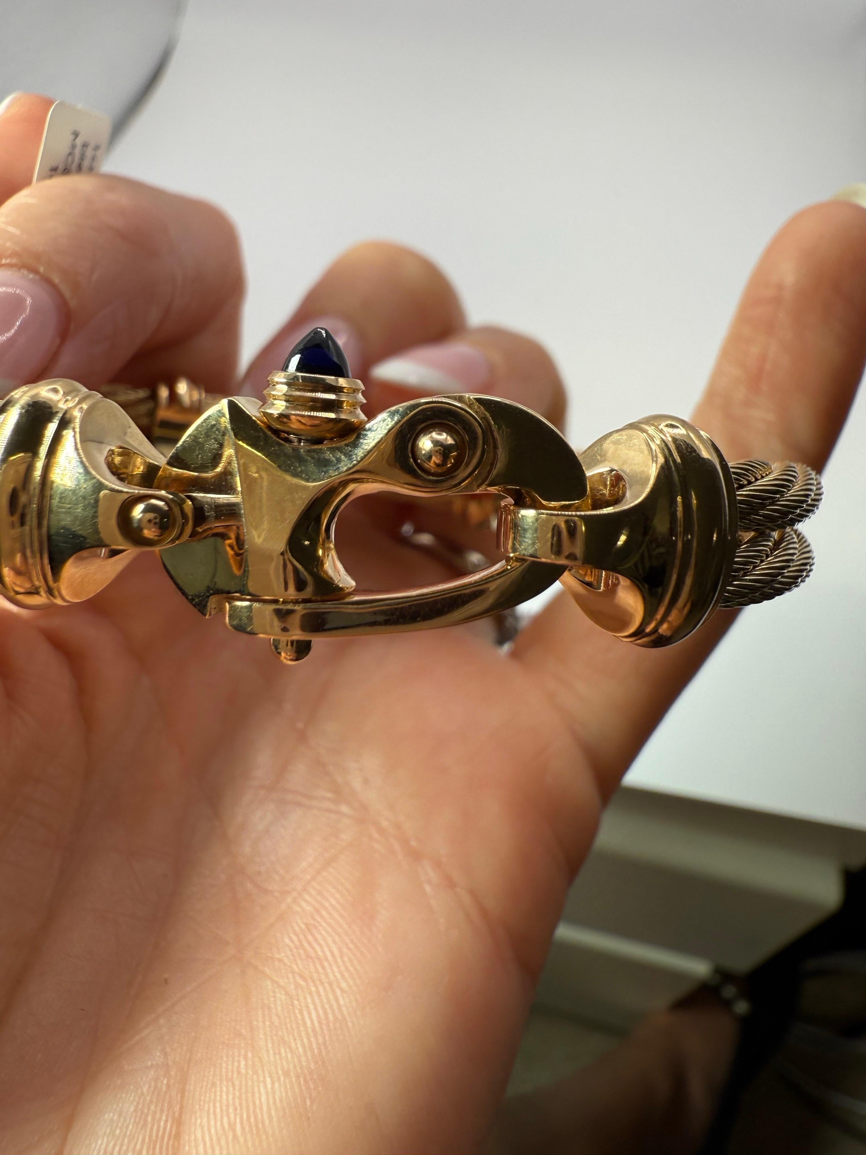 Le plus incroyable bracelet en or jaune fait à la main, massif en or 14KT. Fabriqué par un petit artisan de Jupiter, chaque modèle est unique. Ce luxueux modèle en or vous vaudra les compliments de tous. Le petit saphir est un saphir cabochon
