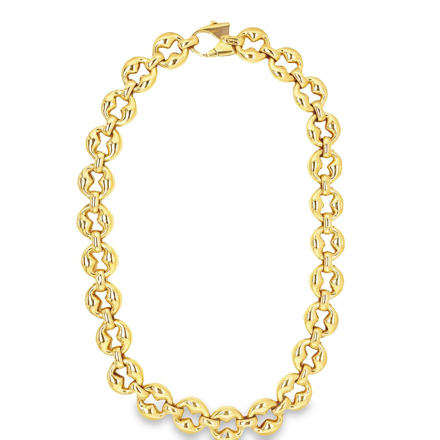 A beautifully rendered mariners link necklace in gleaming 18 karat yellow gold by the distinguished Italian goldsmith company, UNOAERRE. Composed of twenty-five “puffed” mariners links and completed by a modernized lobster claw clasp, this
