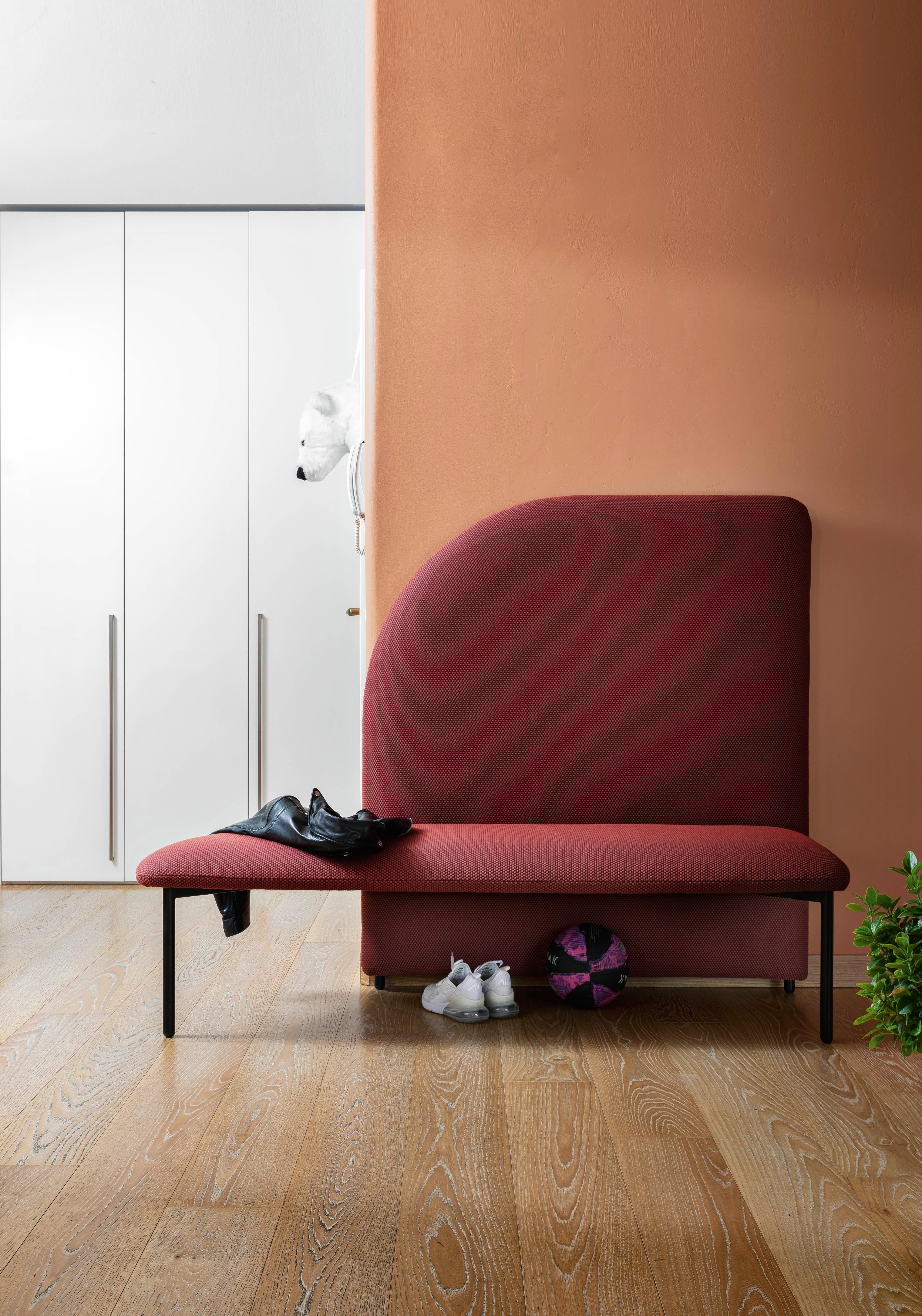 Marino is a modular bench system for configuring spaces freely. With organic shapes, seats and backrests combine and transform, reinforced by a whole range of accessories that make it practical both for separating rooms and for organizing a bistro