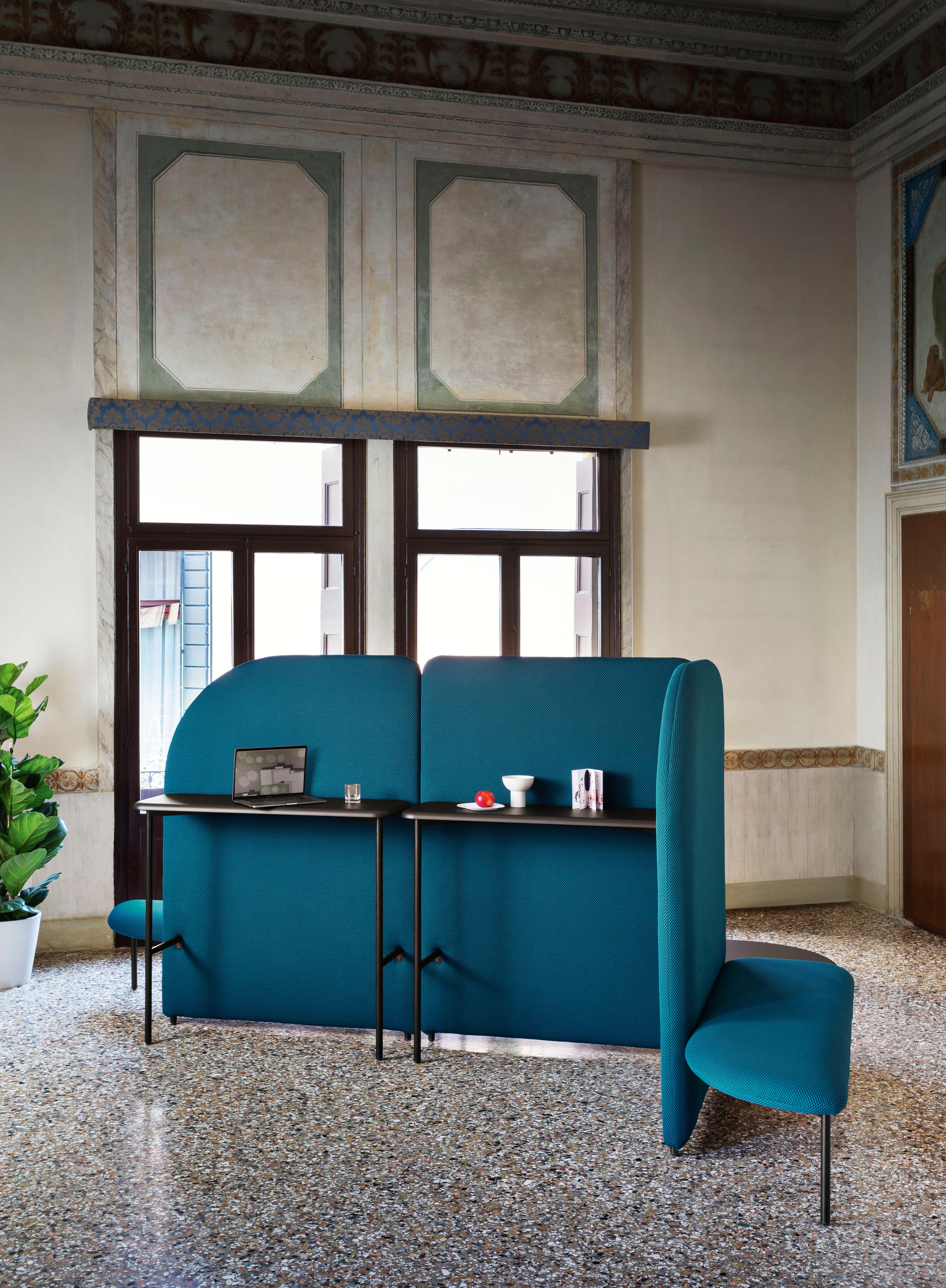 Banco modular Marino con panel inferior izquierdo en tejido Kvadrat Maharam Merit by E-GGS Italiano en venta