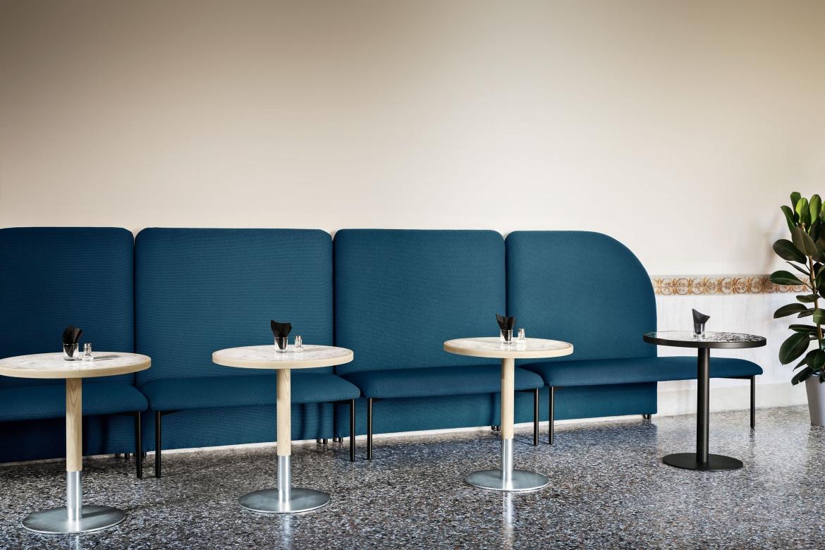 Banco modular Marino con panel inferior izquierdo en tejido Kvadrat Maharam Merit by E-GGS en venta 2