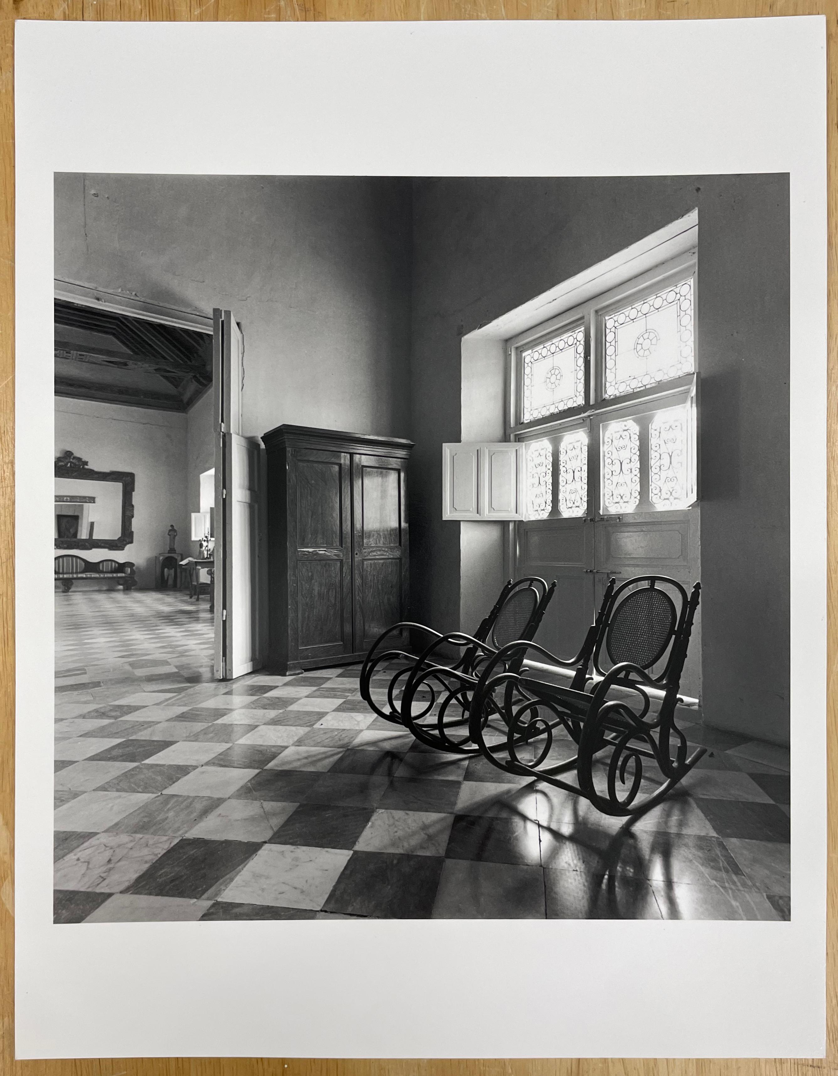 Bodegon de la Candelaria, Catagena, Col. Schwarz-Weiß-Fotografie, lateinisch – Photograph von Mario Algaze