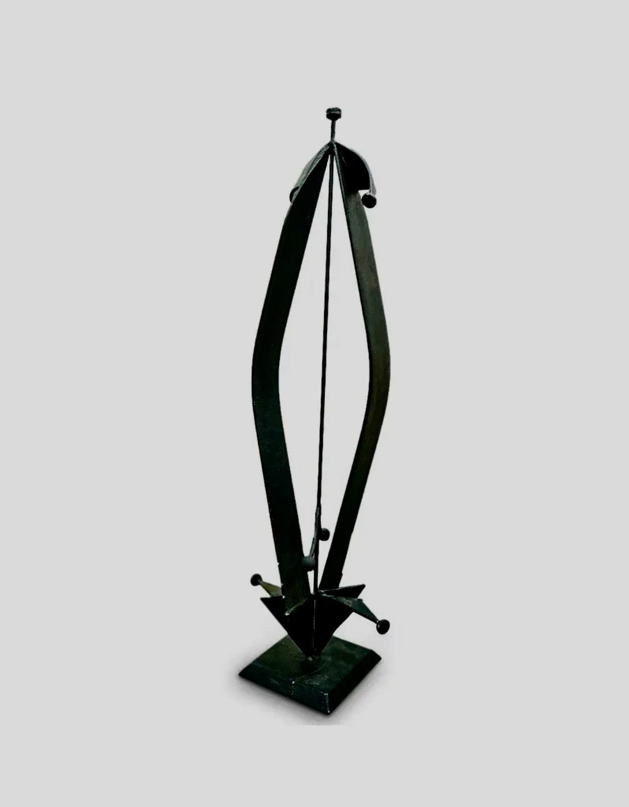 Mario Almaguer (nato a Marianao, Cuba, 1955) Si è trasferito negli Stati Uniti nel 1994 a Miami, dove da allora vive e lavora. Essenzialmente autodidatta, ha abbracciato la scultura come mezzo di espressione. Senza alcun tipo di istruzione