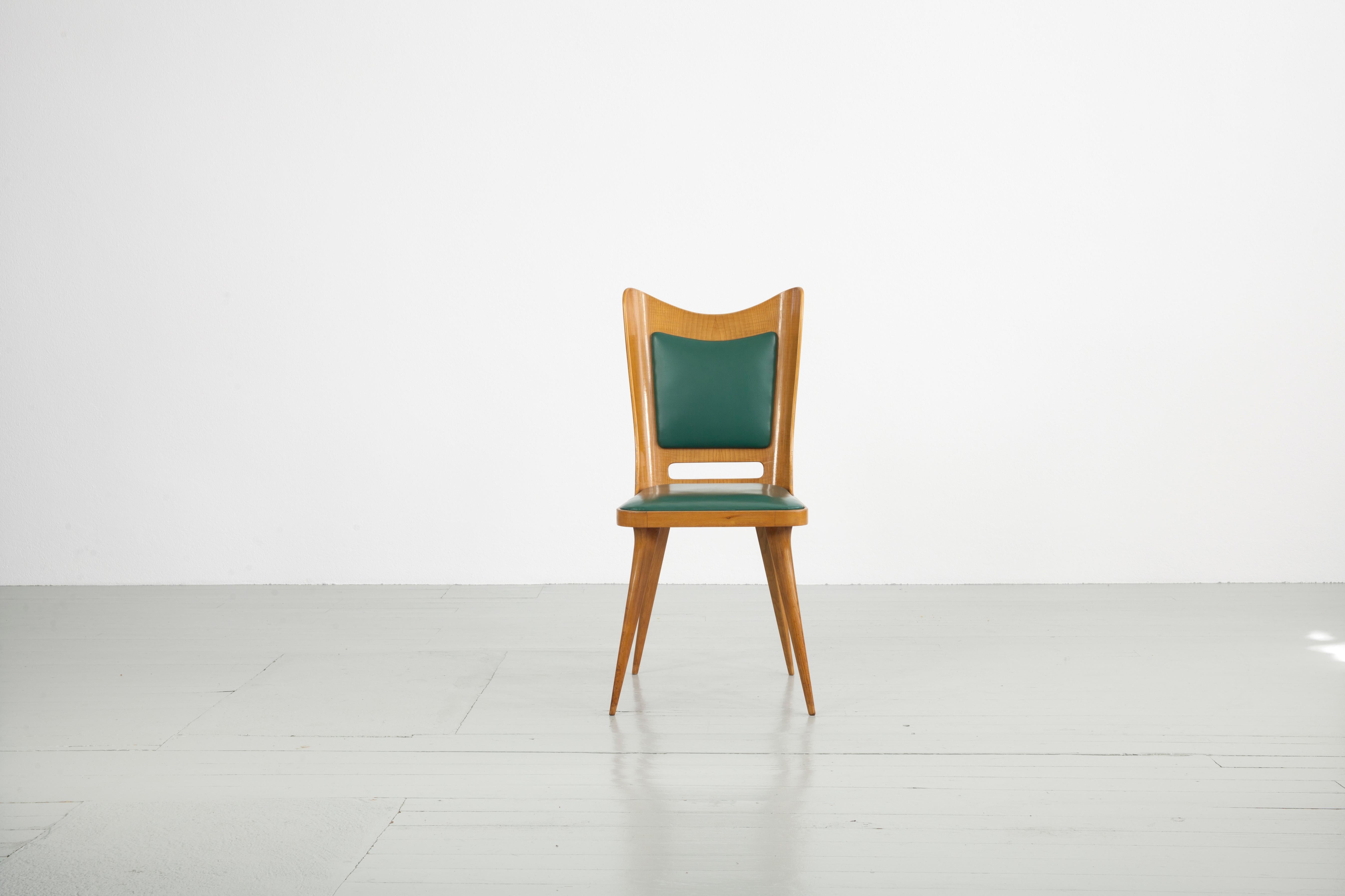 Cet ensemble de six chaises de salle à manger a été conçu par Carlo Ratti en Italie dans les années 1950. Le bois clair contraste avec la tapisserie vintage vert foncé et la combinaison de couleurs donne aux chaises un aspect classe et élégant.