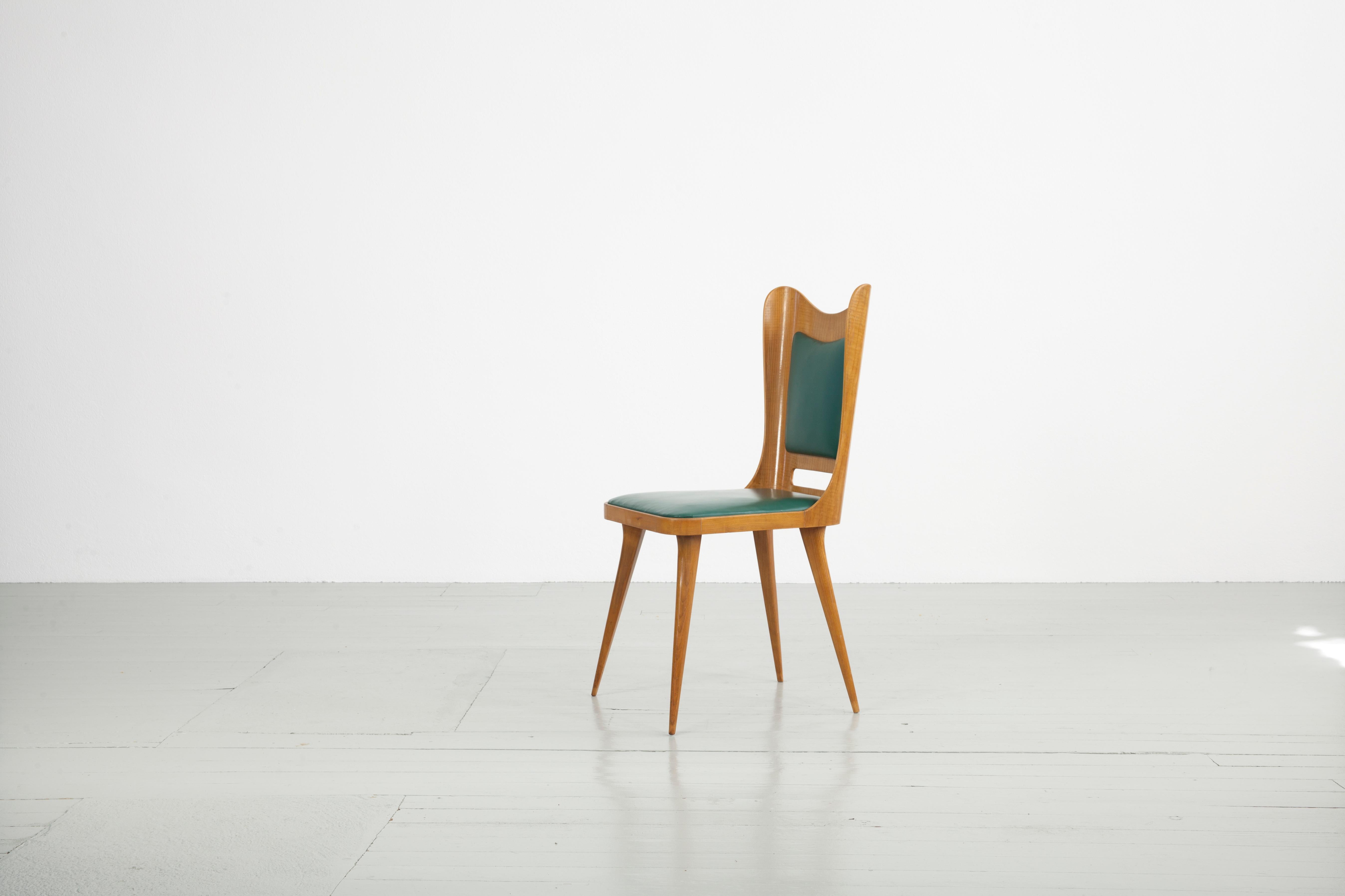 Imitation cuir Ensemble de six chaises de salle à manger italiennes en bois avec tapisserie verte, 1950 en vente