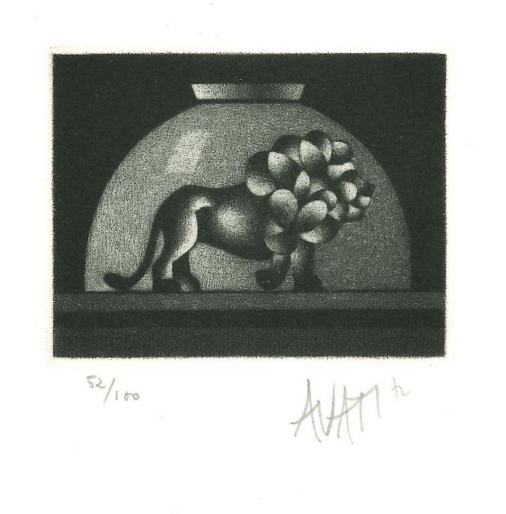 Der Löwe in der Schale ist eine Radierung auf Papier, die von dem französischen Künstler und Grafiker Mario Avati (1921-2009) geschaffen wurde.

Rechts unten handsigniert und links unten mit Bleistift nummeriert. Auflage: 52/100 Drucke.

In
