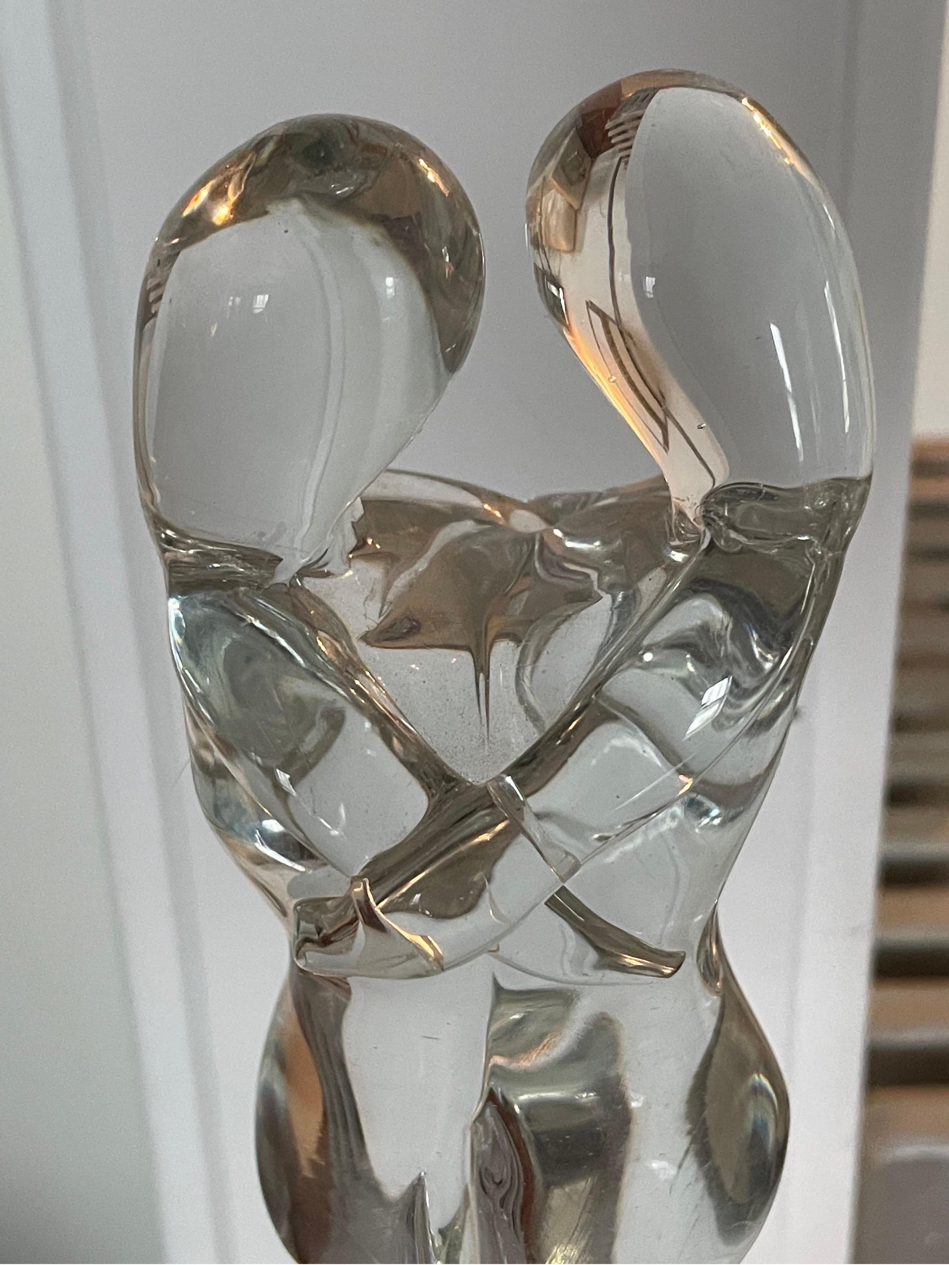 Für Ihre Betrachtung, ein Mario Badioli für Oggetti Murano Italien Kunstglas-Skulptur. Ein sich umarmendes Paar in einem abstrakten Design auf einem schwarzen Glassockel. Mit original Oggetti-Aufkleber und Künstlersignatur.