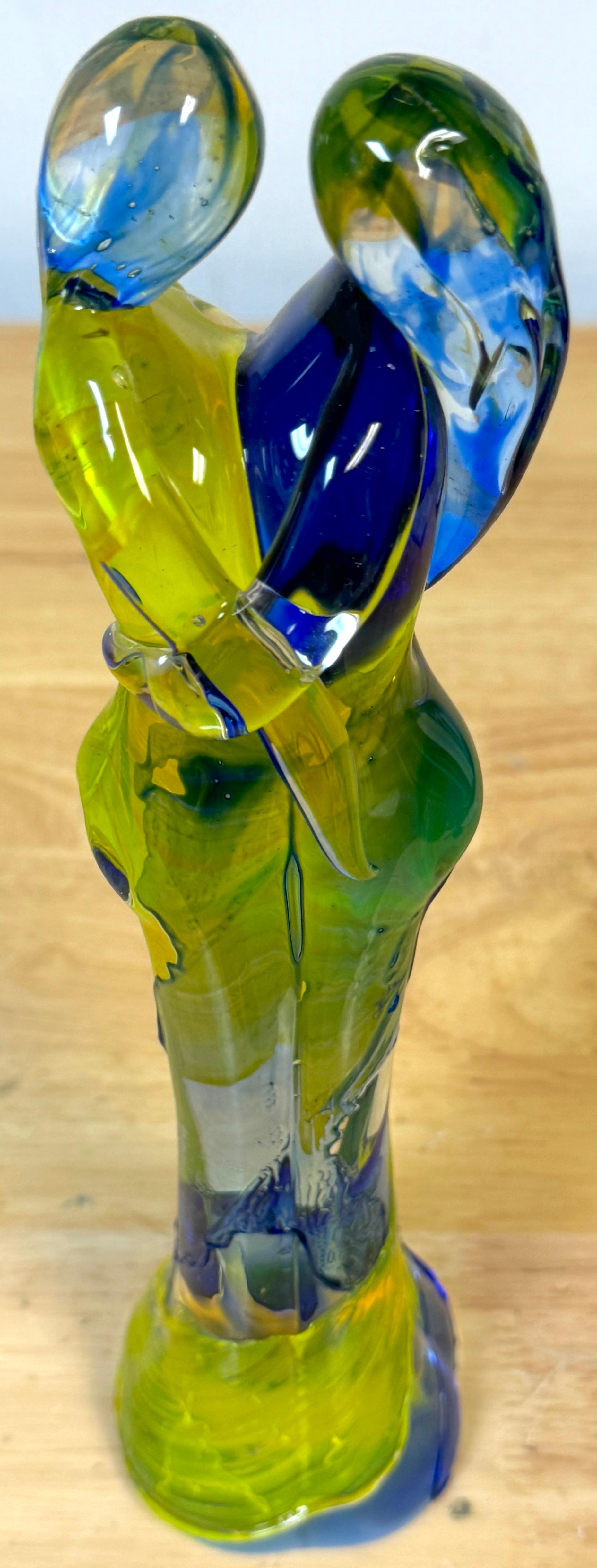 Vetro di Murano Mario Badioli, Figure abbracciate in vetro blu, verde e giallo uniche nel loro genere in vendita