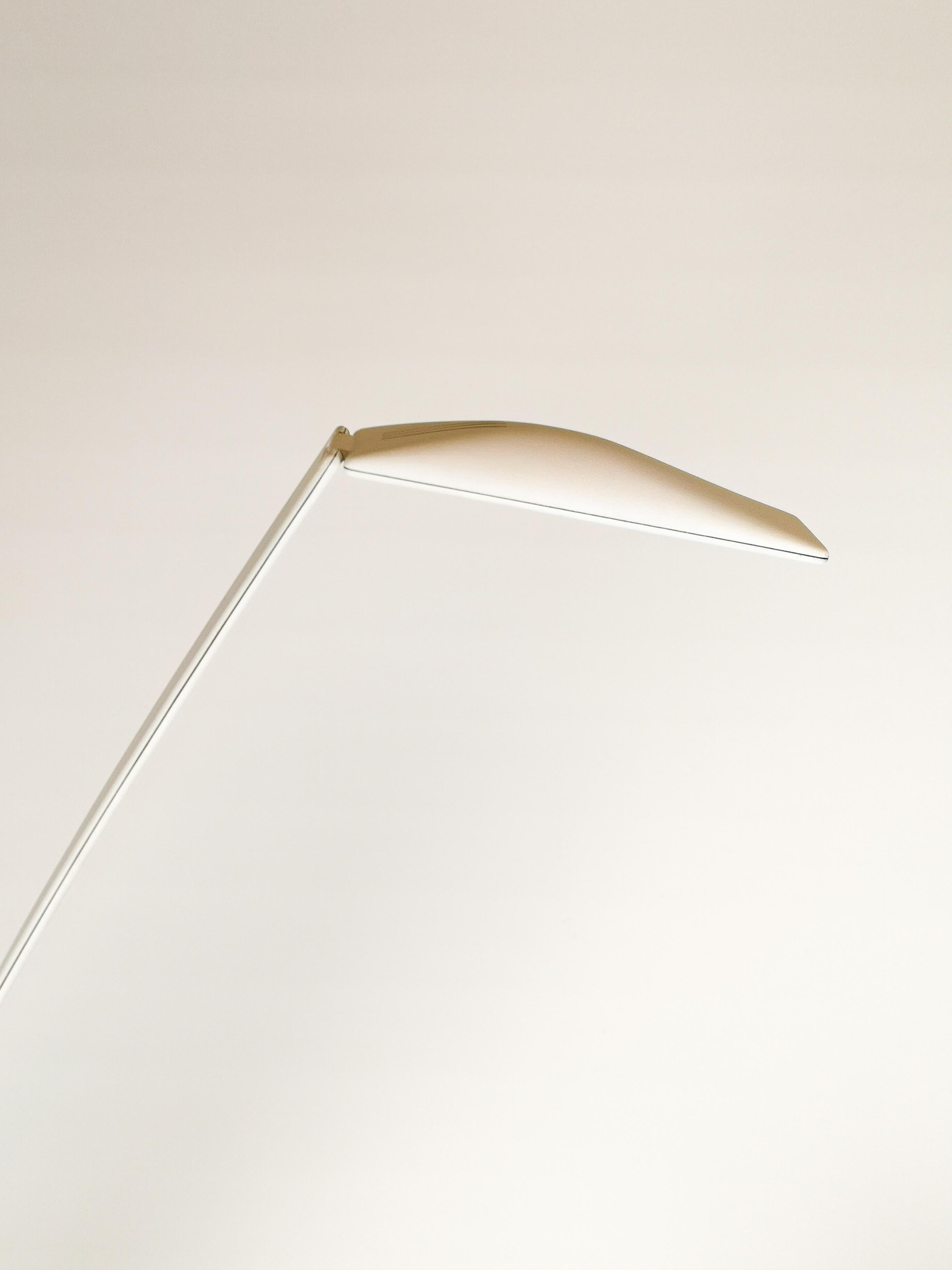 Diese von Barbaglia und Colombo entworfene und in Italien für PAF gefertigte weiß/schwarze Taubenlampe verleiht dem Arbeitstisch unendliche Flexibilität und einen schönen Design-Look. 

Guter Zustand.


Maße: H 78, T 12 cm.