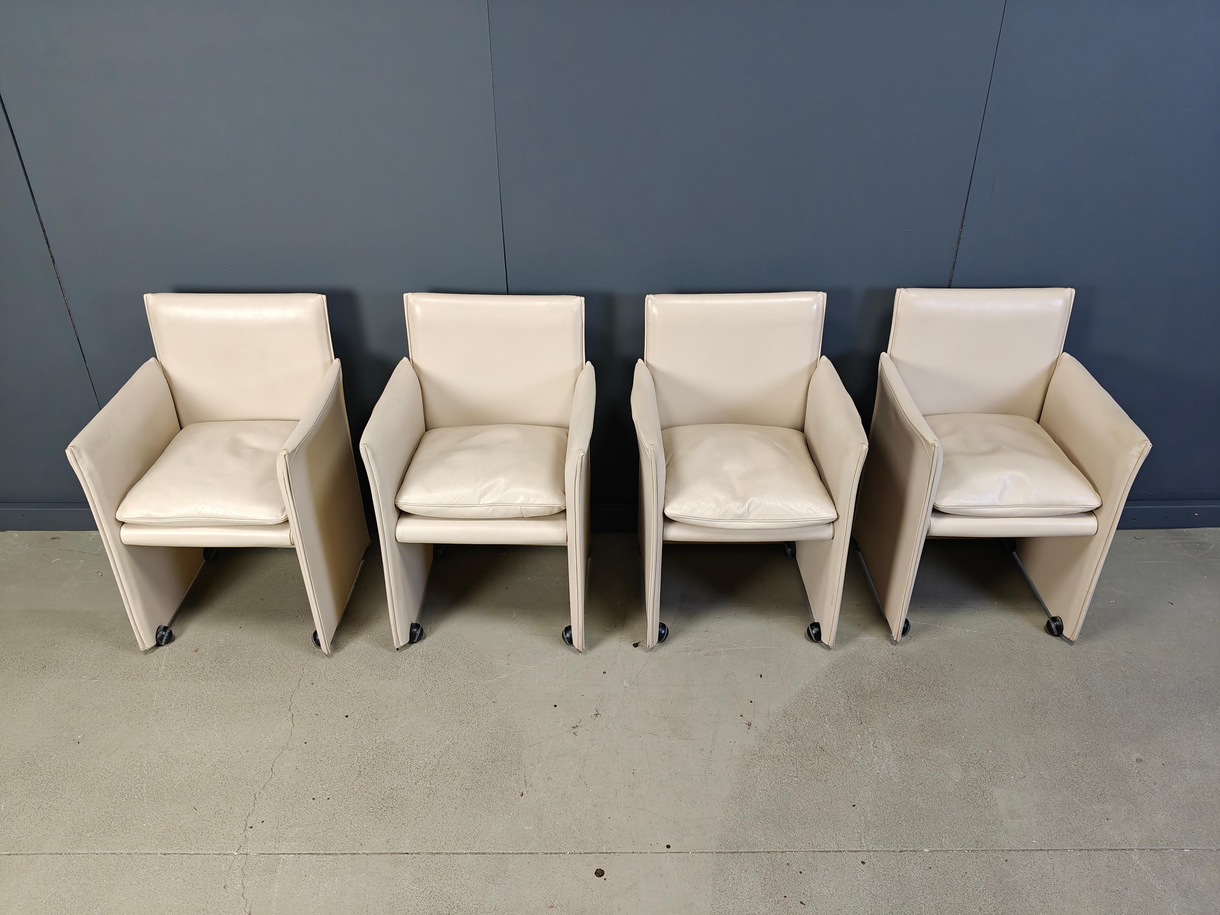 Beigefarbene Lederstühle 401 break, entworfen von Mario Bellini und hergestellt von Cassina.

Die Stühle sind in einem sehr guten Zustand und von sehr hoher Qualität, wie man es von Cassina-Möbeln erwartet.

Die Stühle sind mit 4 Rollen