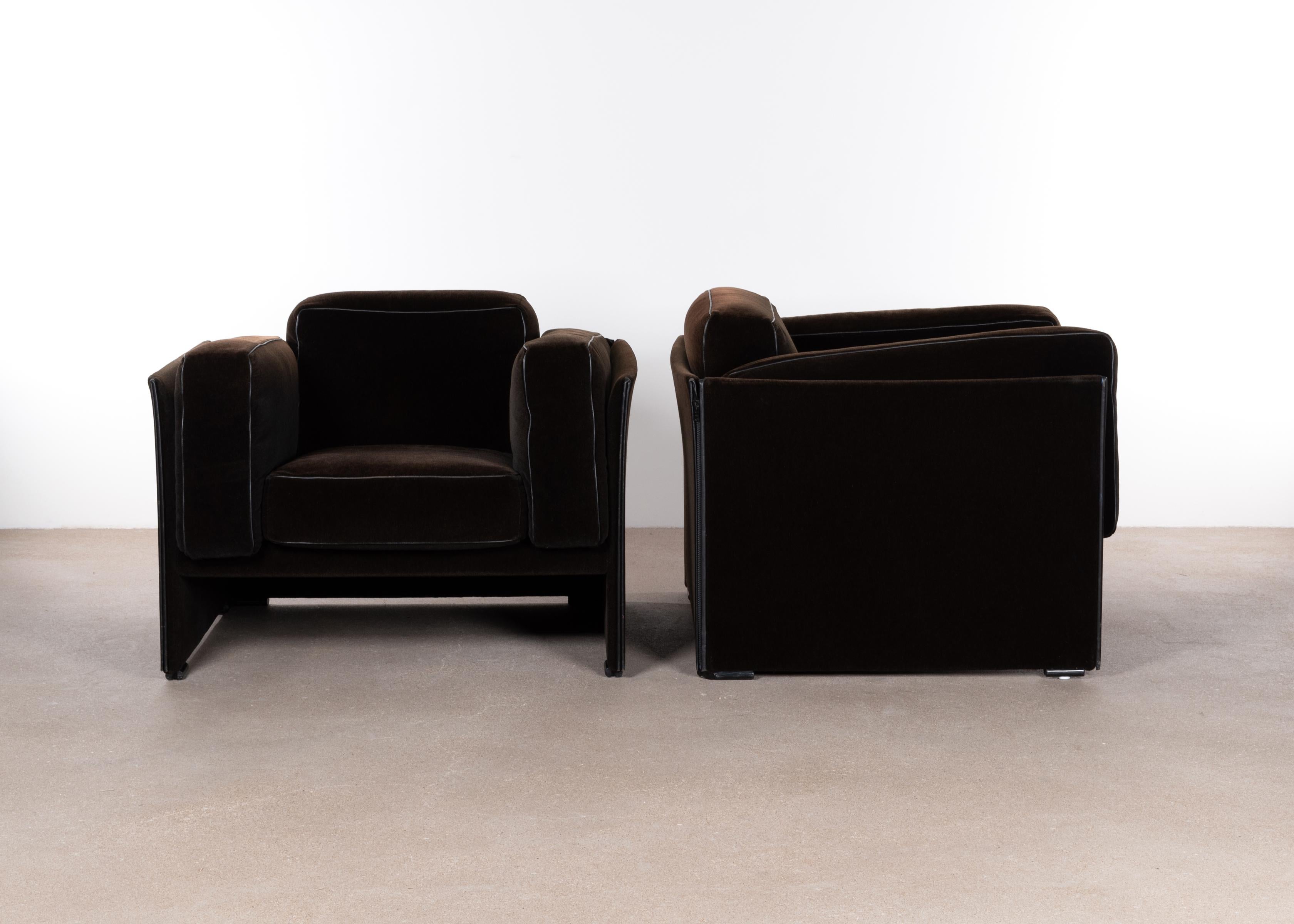 Very comfortable 405 Duc lounge armchairs by Mario Bellini for Cassina. Original dark brown fabric and black cylindrical feet all in very good condition with only slight traces of use. Slight discoloration of the fabric, but hardly visible. Cushions