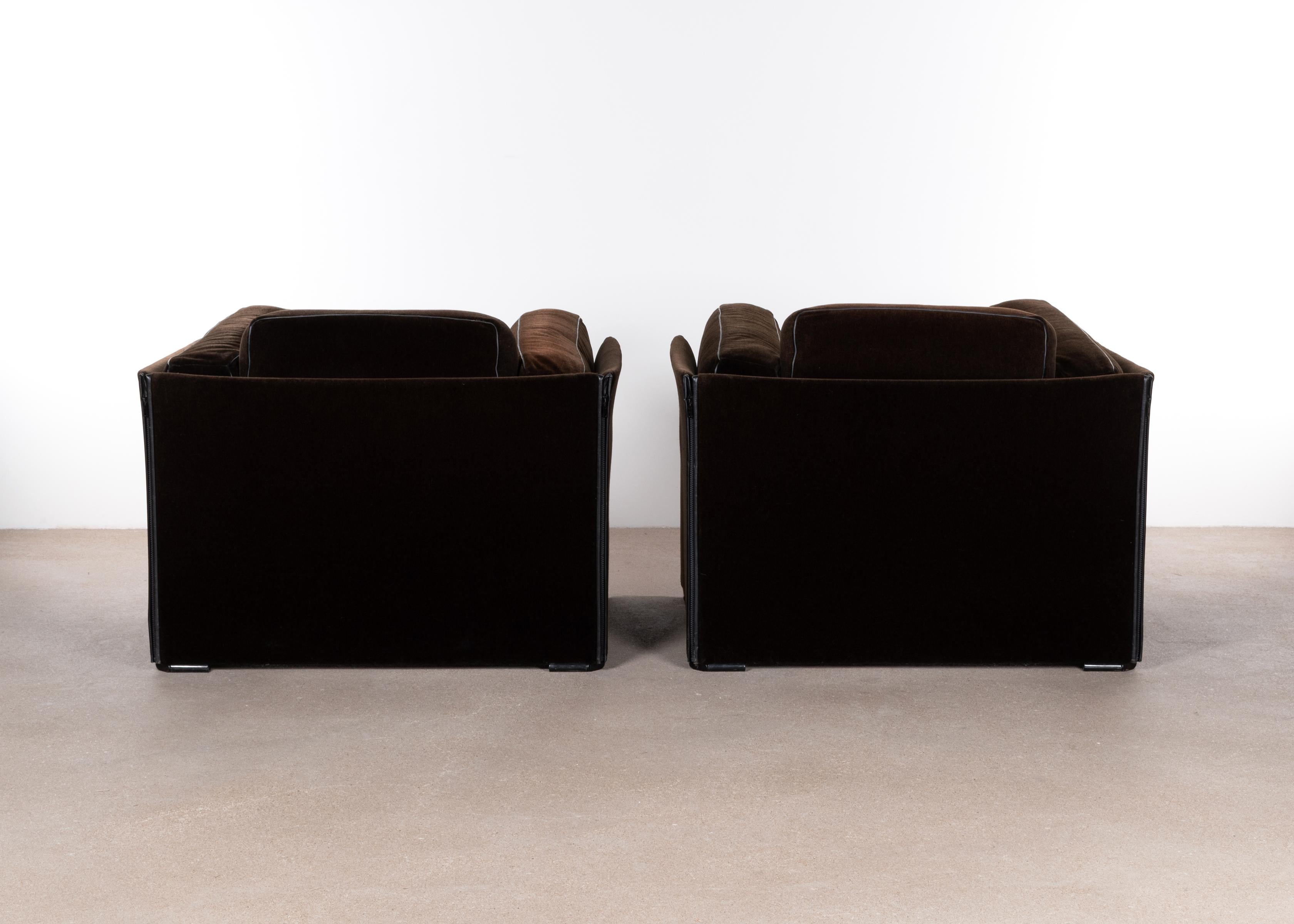 Mario Bellini 405 Duc Lounge Armchairs in Dark Brown Fabric by Cassina, Italy In Good Condition In Amsterdam, NL