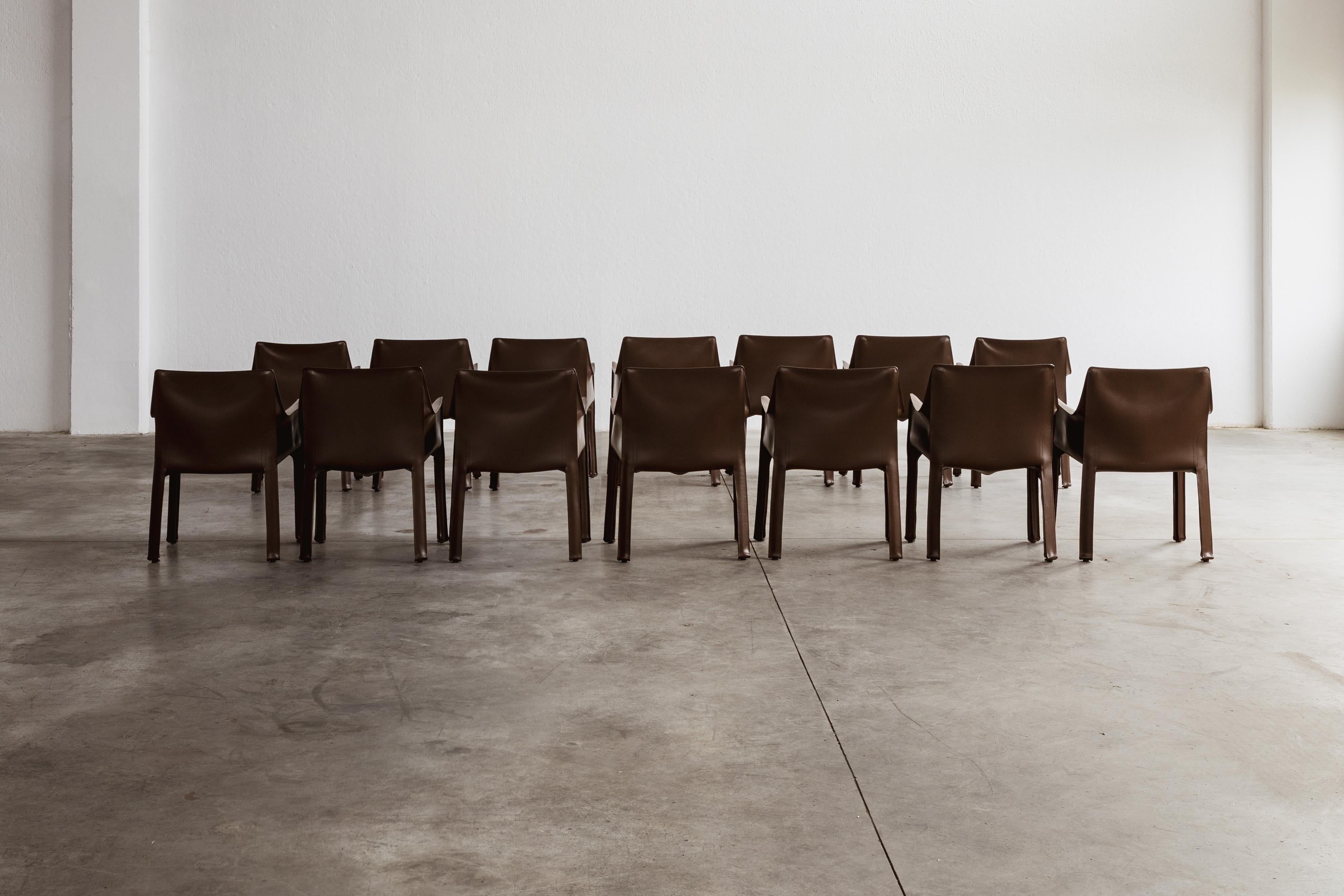 Mario Bellini pour Cassina, ensemble de 14 chaises CAB 413 en cuir de tabac, 1977 en vente 7