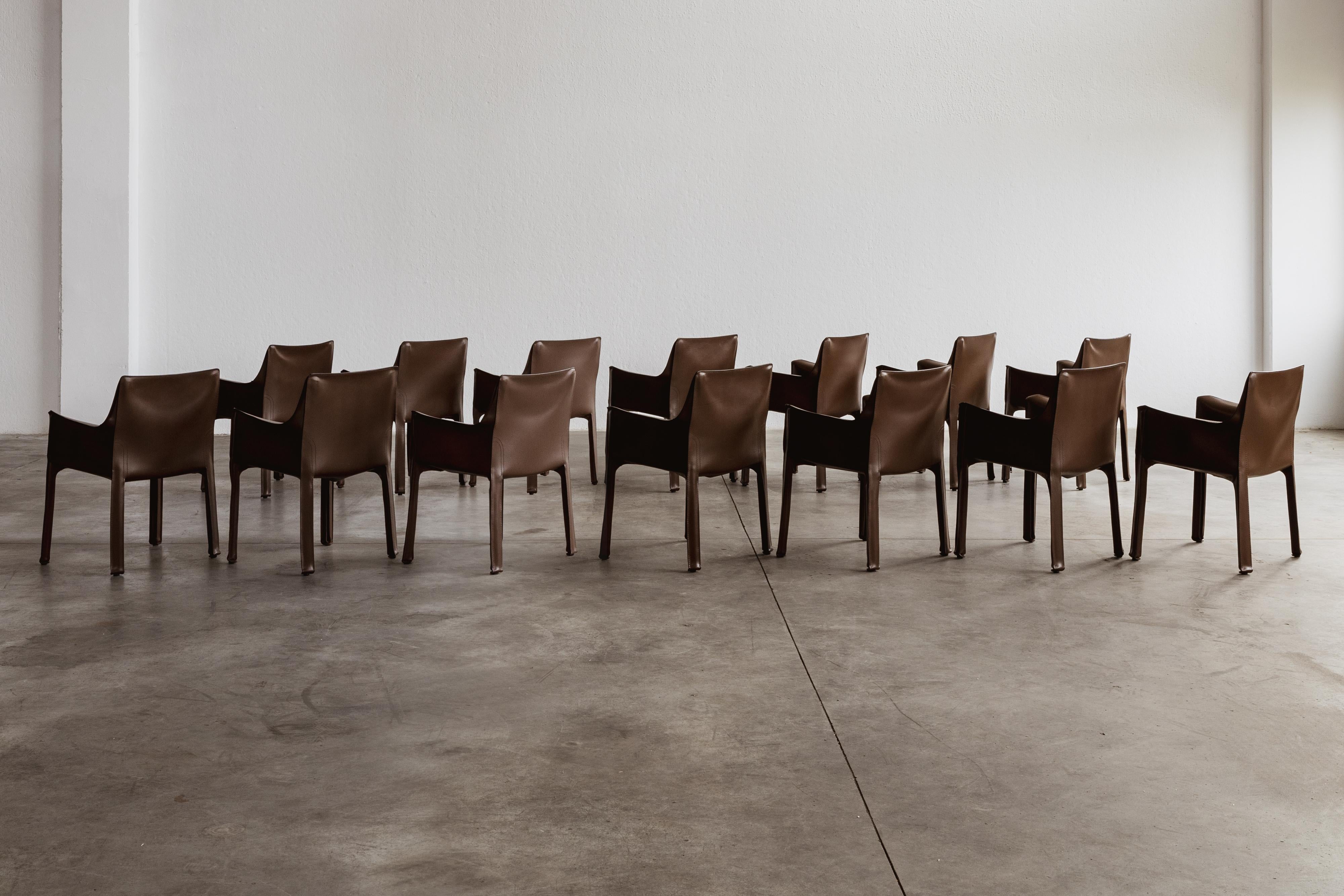 Fin du 20e siècle Mario Bellini pour Cassina, ensemble de 14 chaises CAB 413 en cuir de tabac, 1977 en vente