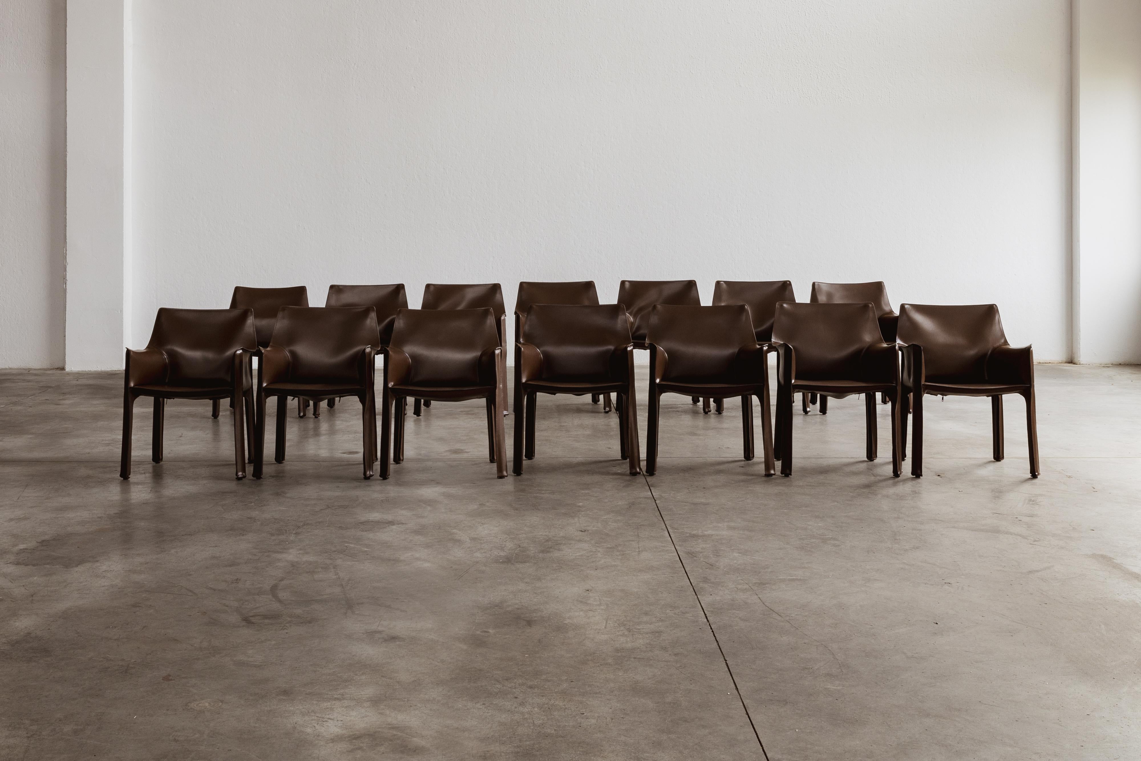 Mario Bellini pour Cassina, ensemble de 14 chaises CAB 413 en cuir de tabac, 1977 en vente 3