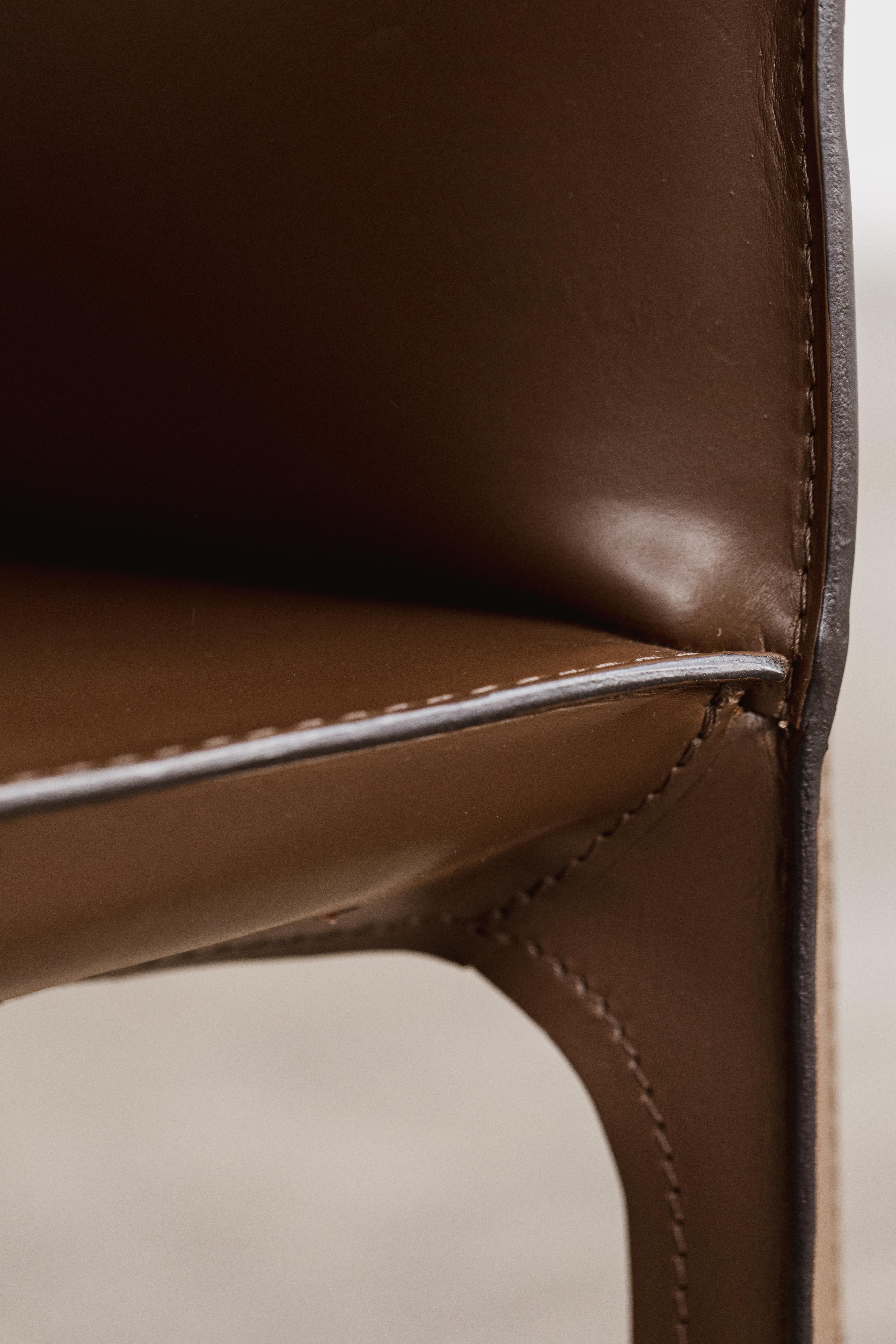 Mario Bellini pour Cassina, ensemble de 14 chaises CAB 413 en cuir de tabac, 1977 en vente 4