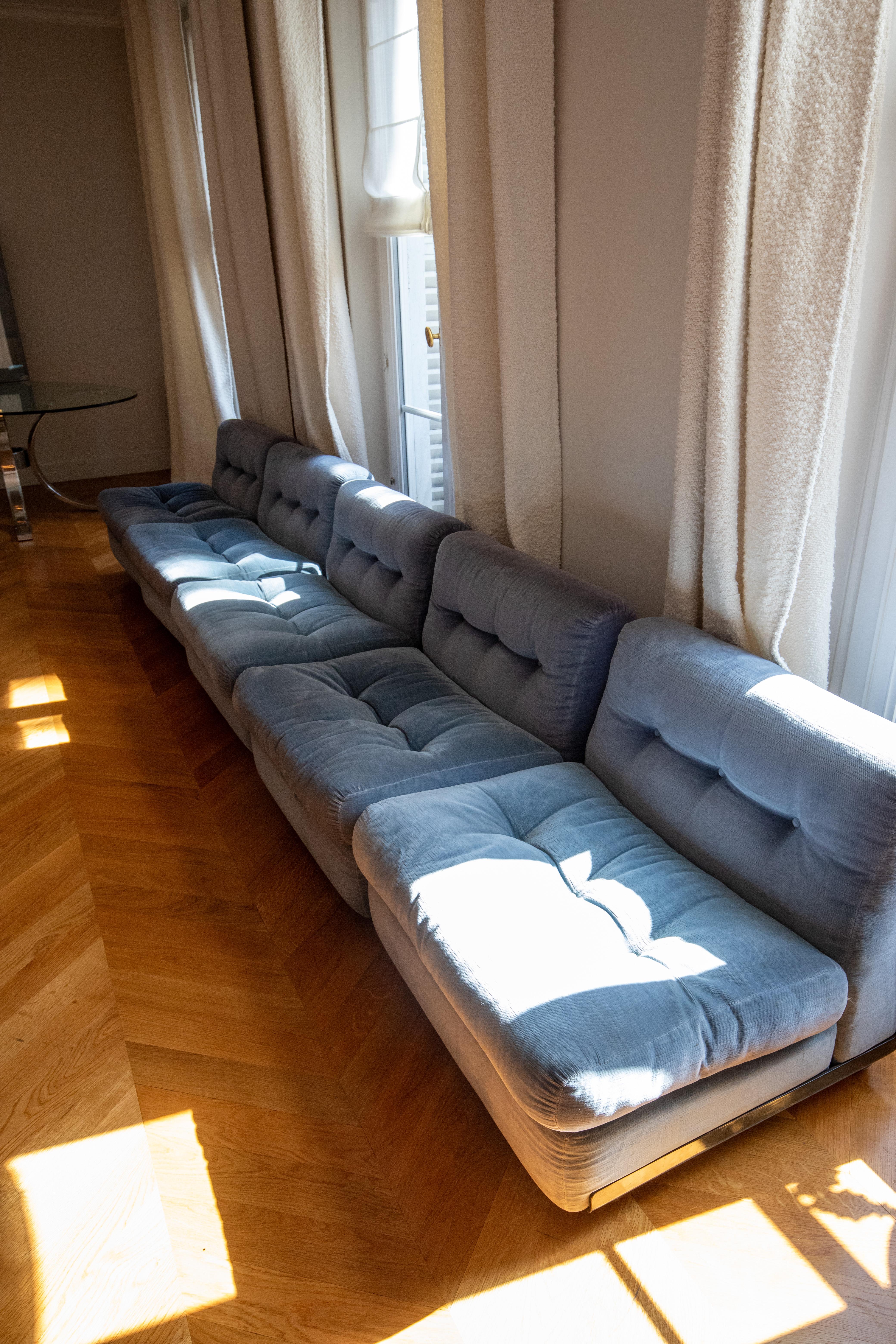 Wunderschönes Amanta 5-sitziges modulares Sofa von Mario Bellini. Blauer Original-Samtstoff, gut erhalten. Wenn Sie auf der Suche nach einem großartigen modularen Sofa sind, ist dies ein echtes Juwel; elegant und ein Stimmungsaufheller. Can beliebig