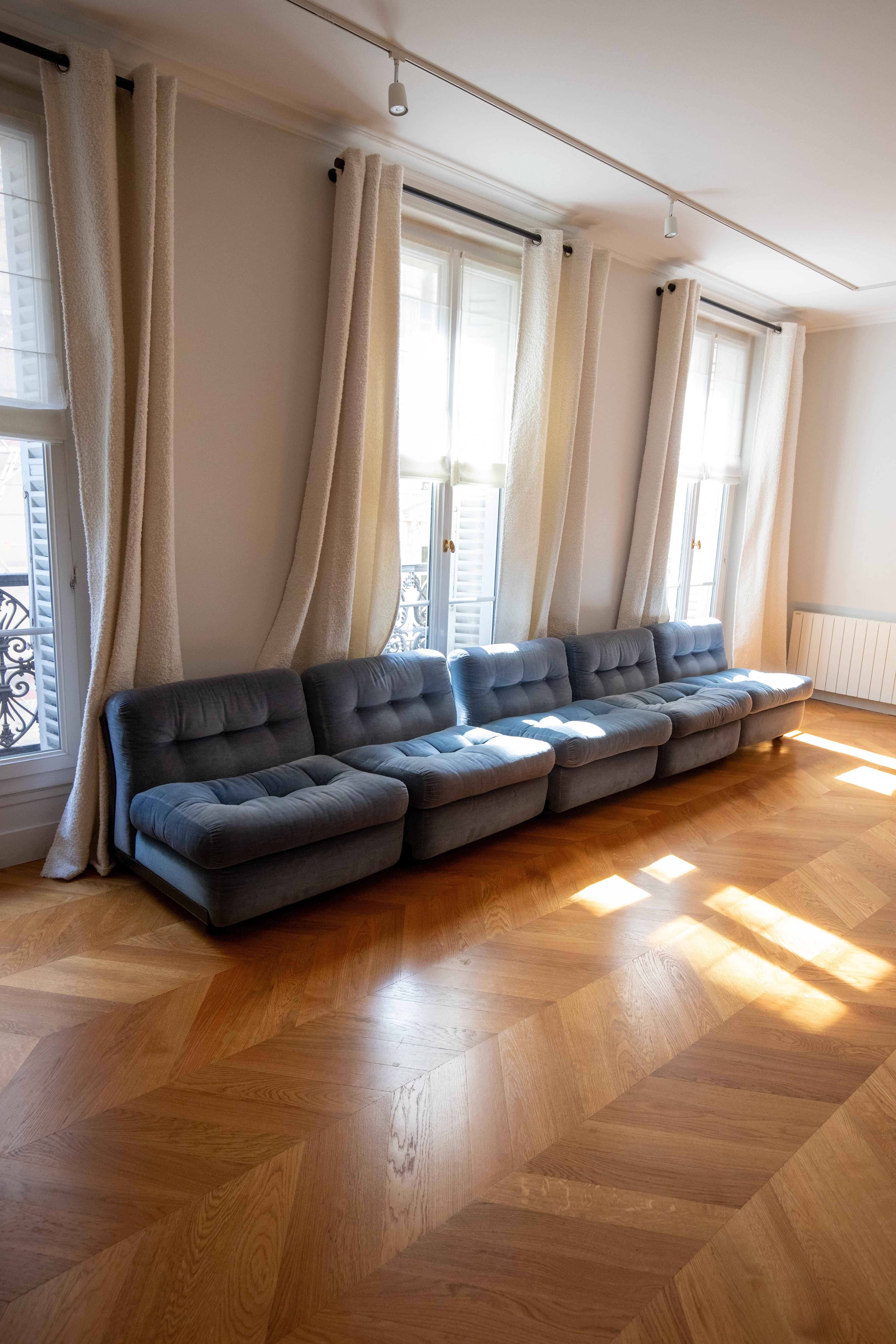 Mario Bellini Amanta B&B Italia Modulares Sofa Fünf Sitze in original blauem Samt (Moderne der Mitte des Jahrhunderts) im Angebot