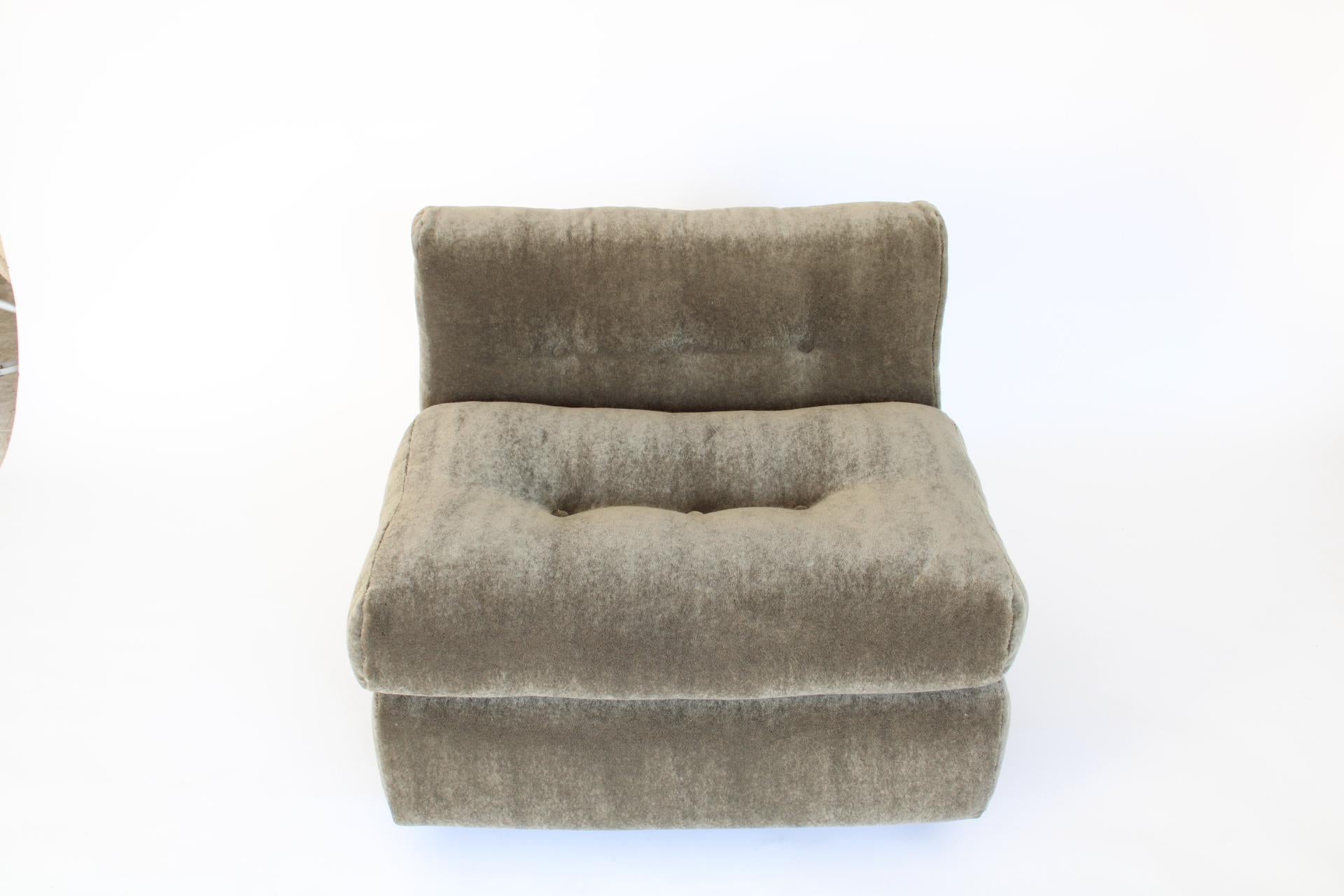 Mid-Century Modern Mario Bellini Amanta Chair Lounge Chair For B&B Italia Circa 1970 For Sale