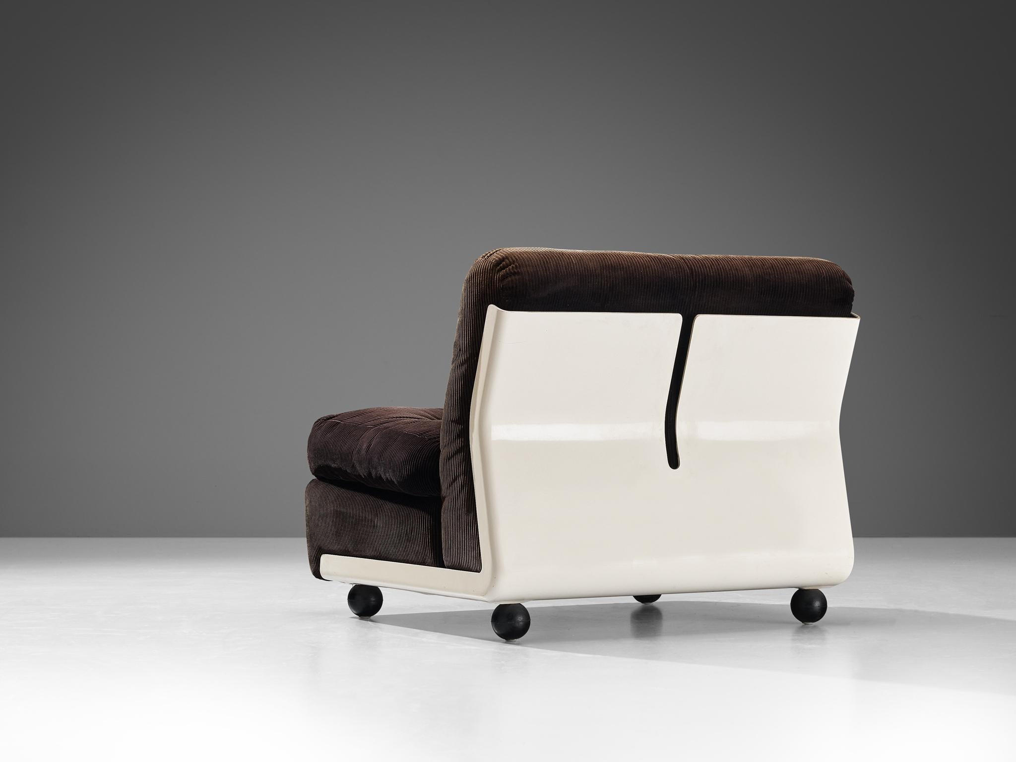 Mario Bellini pour B&B Italia, chaise longue 'Amanta', tissu et fibre de verre, Italie, 1966.

Chaise longue et volumineuse créée pour le confort. Les chaises longues ou le canapé modulaire 