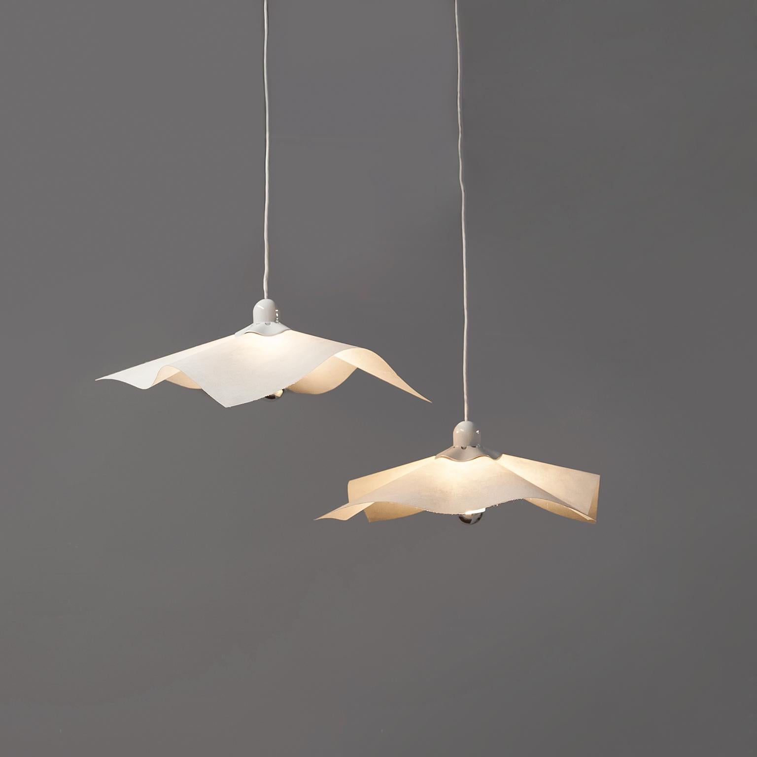 Ein Satz von zwei Area 50 Pendelleuchten, entworfen von Marco Bellini für Artemide, Italien, 1976. Die Area 50 Pendelleuchte von Mario Bellini ist eine elegant gestaltete Hängeleuchte, die aus einem einzigen flachen Stück Harzpapier besteht, das