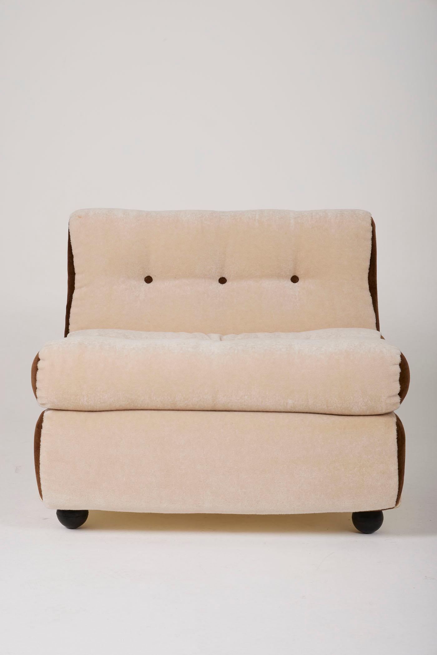 Amanta armchair by designer Mario Bellini. It was produced by C&B Italia in the 1970s. Fiberglass shell, backrest, and seat reupholstered in beige and brown velvet. Very good condition.
DV337