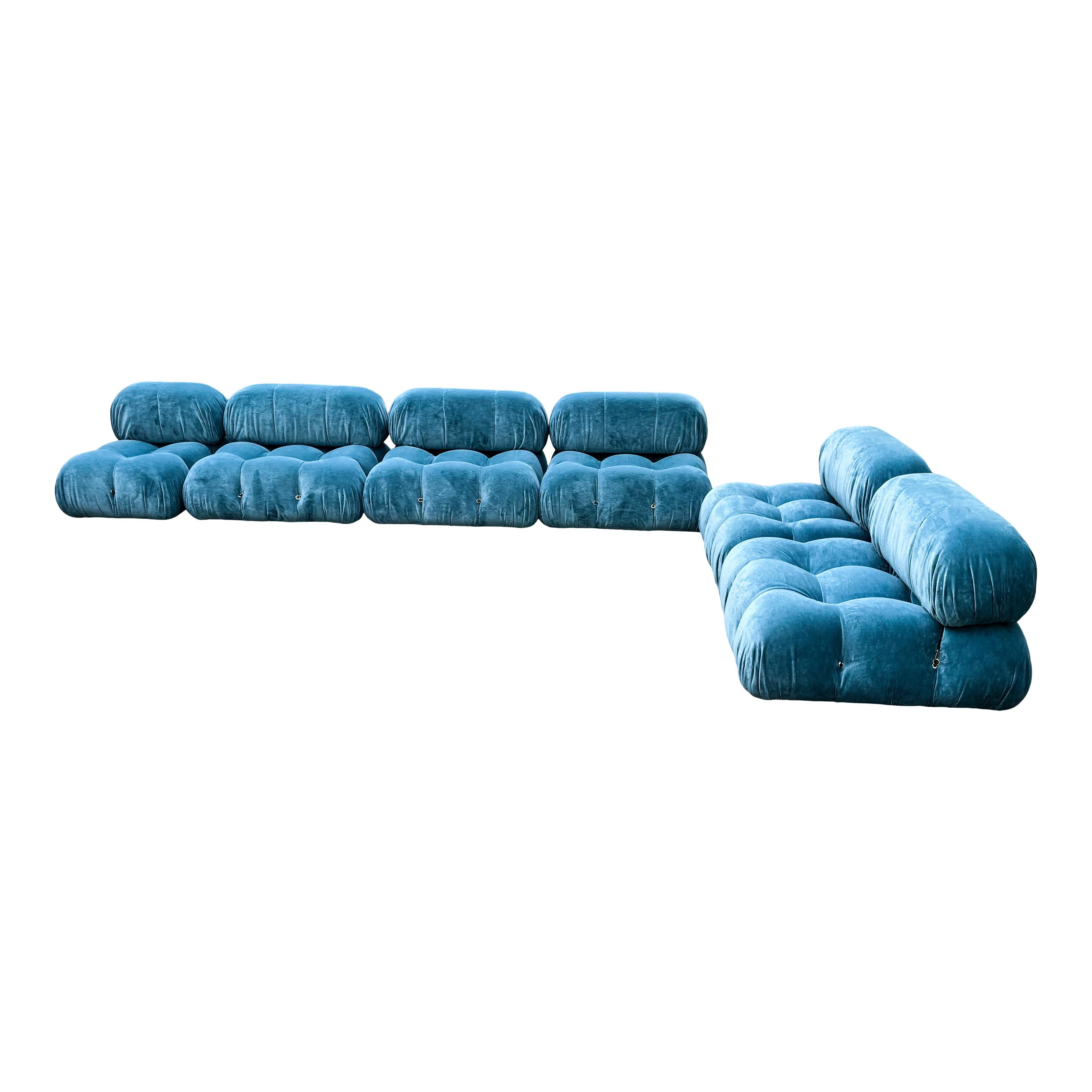 Camaleonda sofa, designed by Mario Bellini and manufactured by B&B Italia in 1972.
The set features six modules with backrest.
High quality Italian azure linen velvet upholstery.
Fully restored in Italy.
 
Mario Bellini (1935-) is trained as an
