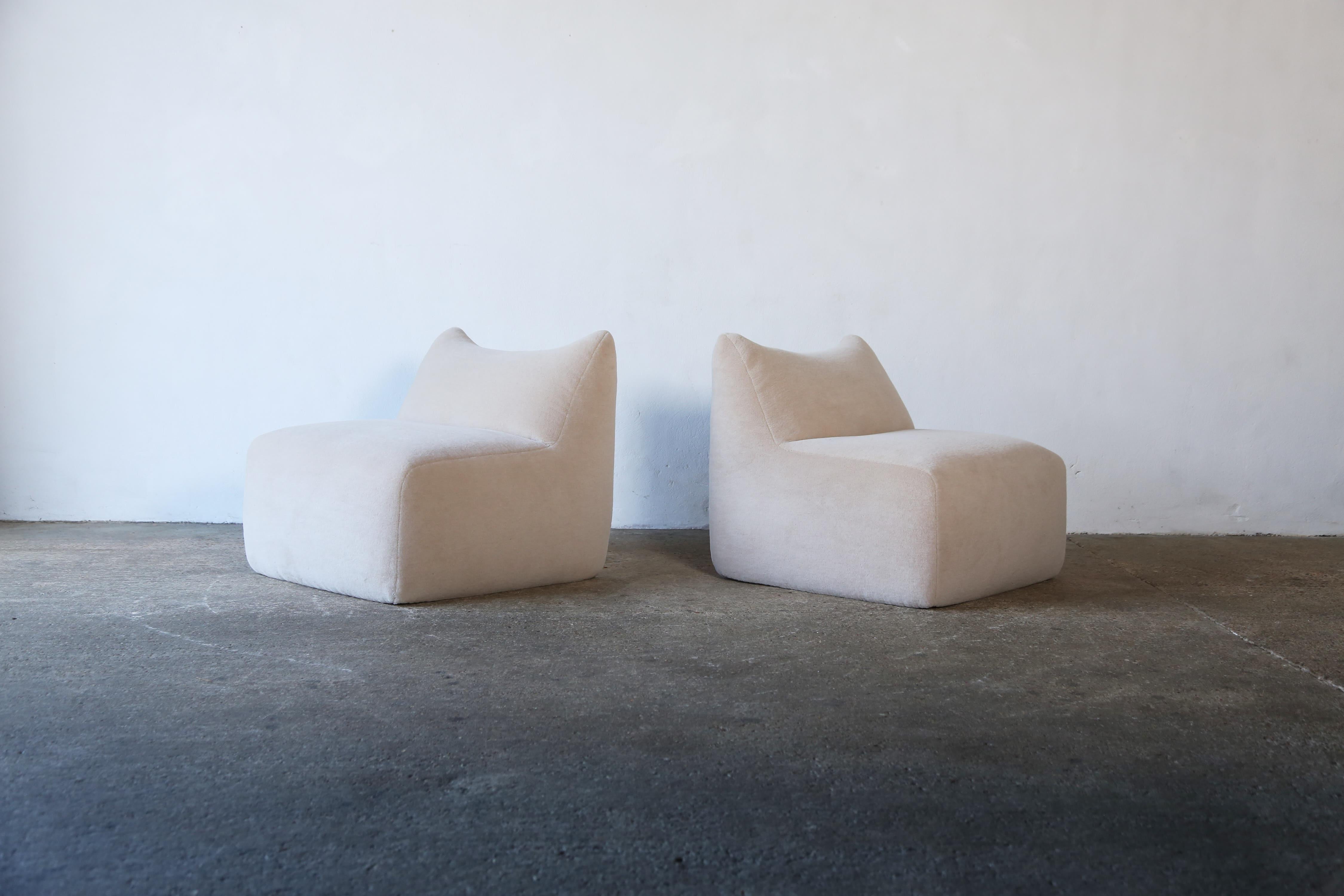 A Mario Bellini Le Bambole pair of chairs, produced by B&B Italia, Italy in the 1970s, newly upholstered in luxurious 100% alpaca. 

Dims:
H 73cm
D 88cm
W 80cm
SH 40/41cm

