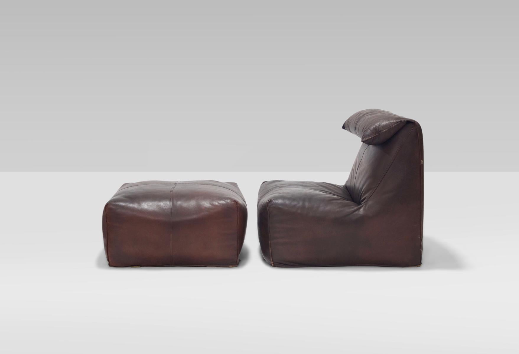 Rarely seen Bellini lounge and ottoman with original thick leather with a nice patina. In very good original condition.

The Bambole series was awarded the Compasso d'Oro in 1979. Le Bambole is included in MoMA's permanent collection.