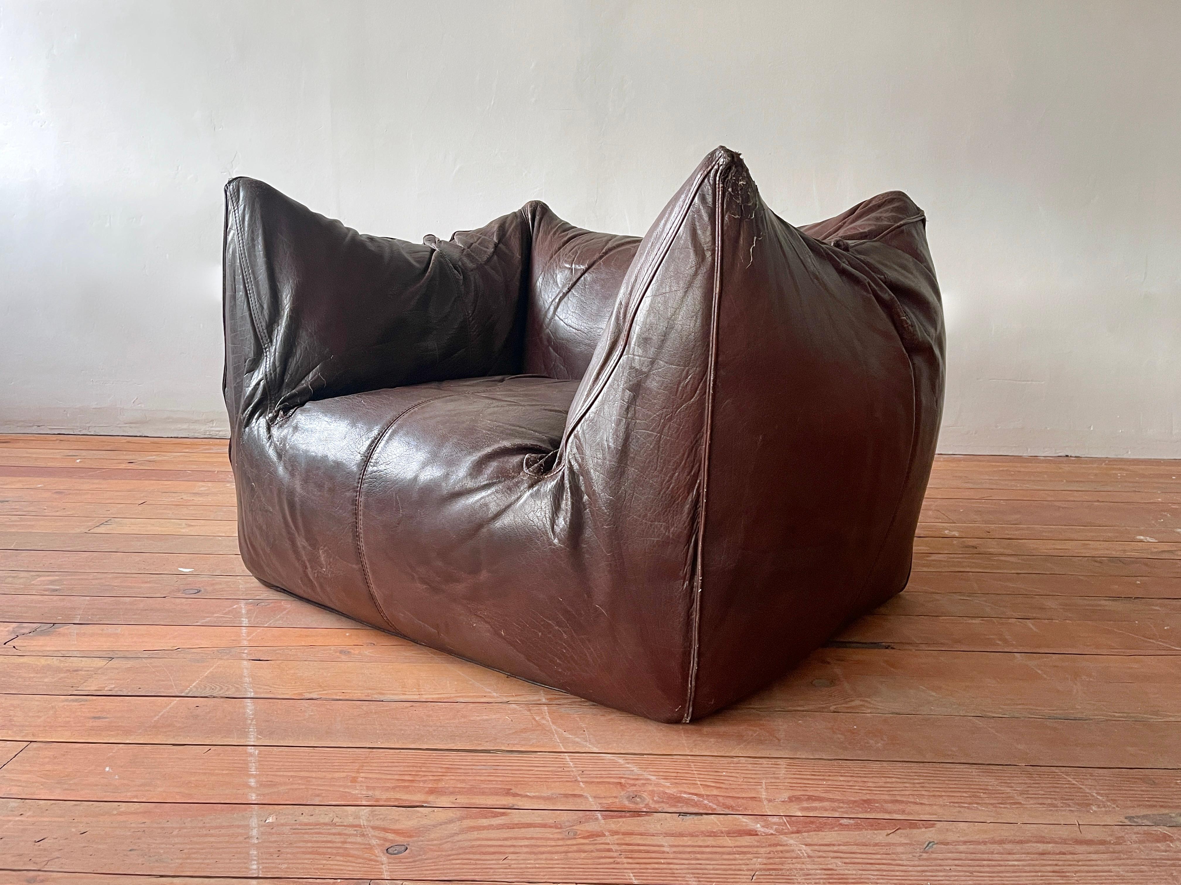 Le Bambole lounge chair by Mario Bellini for B&B Italia 
Italy, 1970's 
Great chocolate brown neck leather with perfectly worm vintage patina
Cracks and imperfections in leather add to the charm.