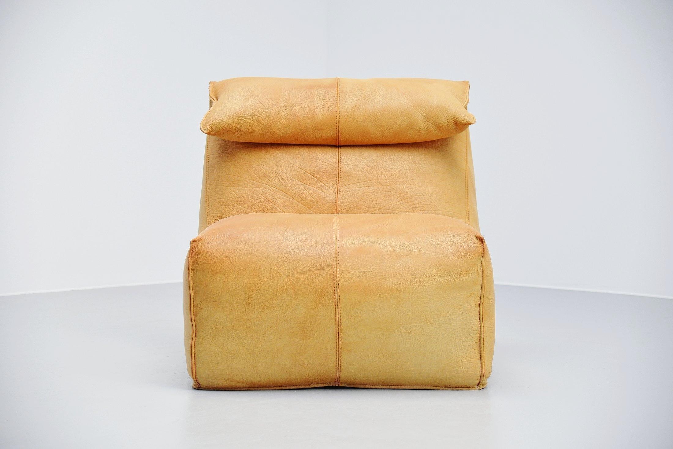 Super comfortable lounge chair from the so called ‘Bambole’ series, designed by Mario Bellini and manufactured by B&B Italia in 1972. Very nice and high quality lounge chair. Very nice shaped chair made of very thick and high quality natural buffalo