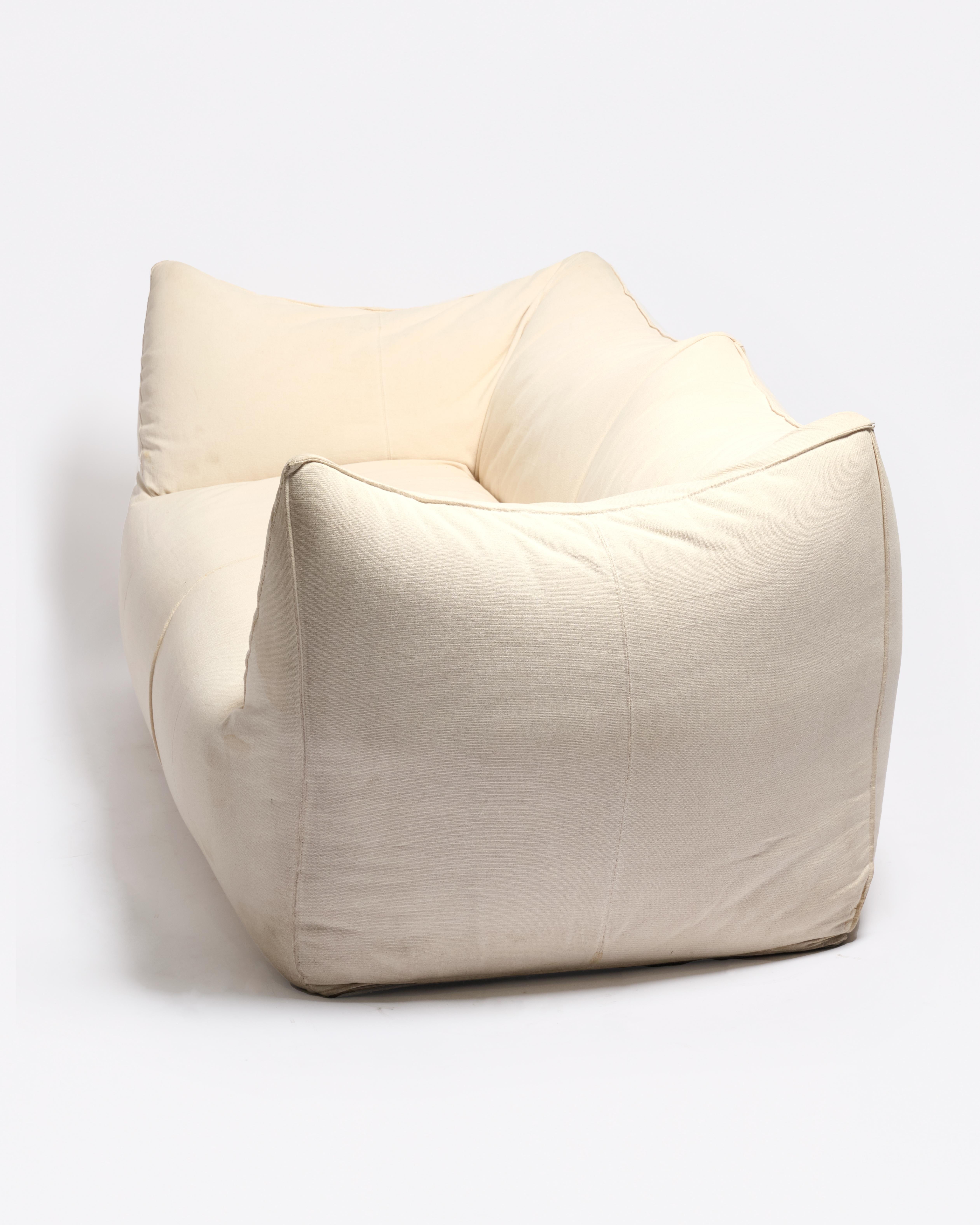 Dieses Sofa ist eine frühe Produktion der Serie Bambole von Bellini und ist mit dem ursprünglichen cremefarbenen Leinen bezogen. Seine Weichheit und Struktur kommen von innen, denn es wird ein Innenschaum verwendet, der eine Umrahmung überflüssig