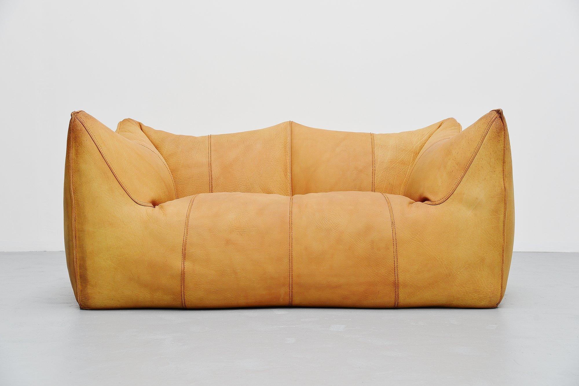 Super comfortable 2-seat so called 'Bambole' sofa, designed by Mario Bellini and manufactured by B&B Italia in 1976. Very nice and high quality usable small loveseater sofa. Very nice shaped sofa made of very thick and high quality natural buffalo