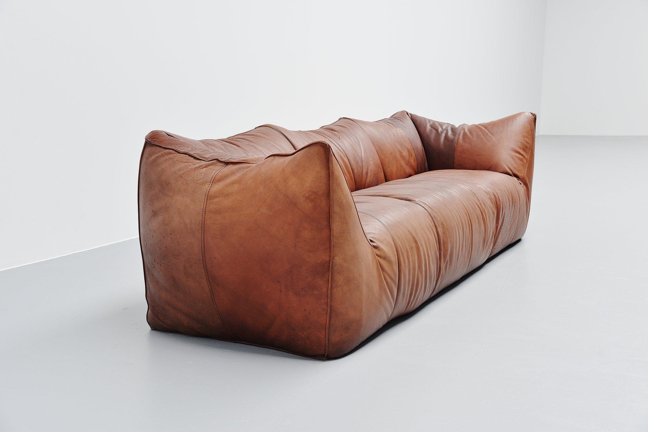 Amazing quality and comfortable 3-seat ‘Bambole’ sofa, designed by Mario Bellini for B&B Italia in 1974. Very nice and high quality usable large sofa. Very nice shaped sofa made of high quality brown buffalo leather. The structure is made of metal