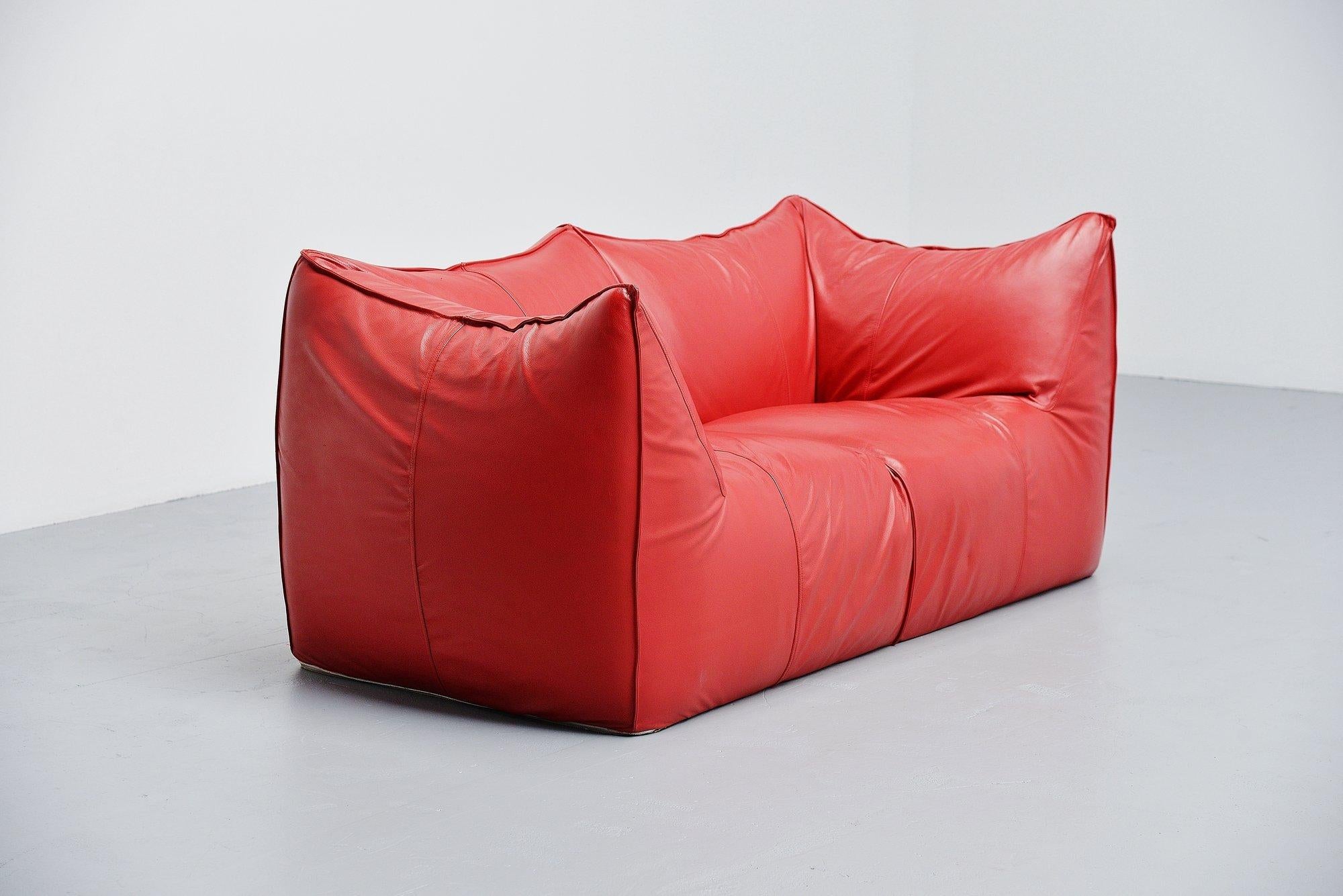 Super nice and comfortable so called ‘Bambole’ 2 seat sofa, designed by Mario Bellini and manufactured by B&B Italia in 1974. Very nice and high quality usable small loveseater sofa in the color of love. Very nice shaped sofa made of very thick and