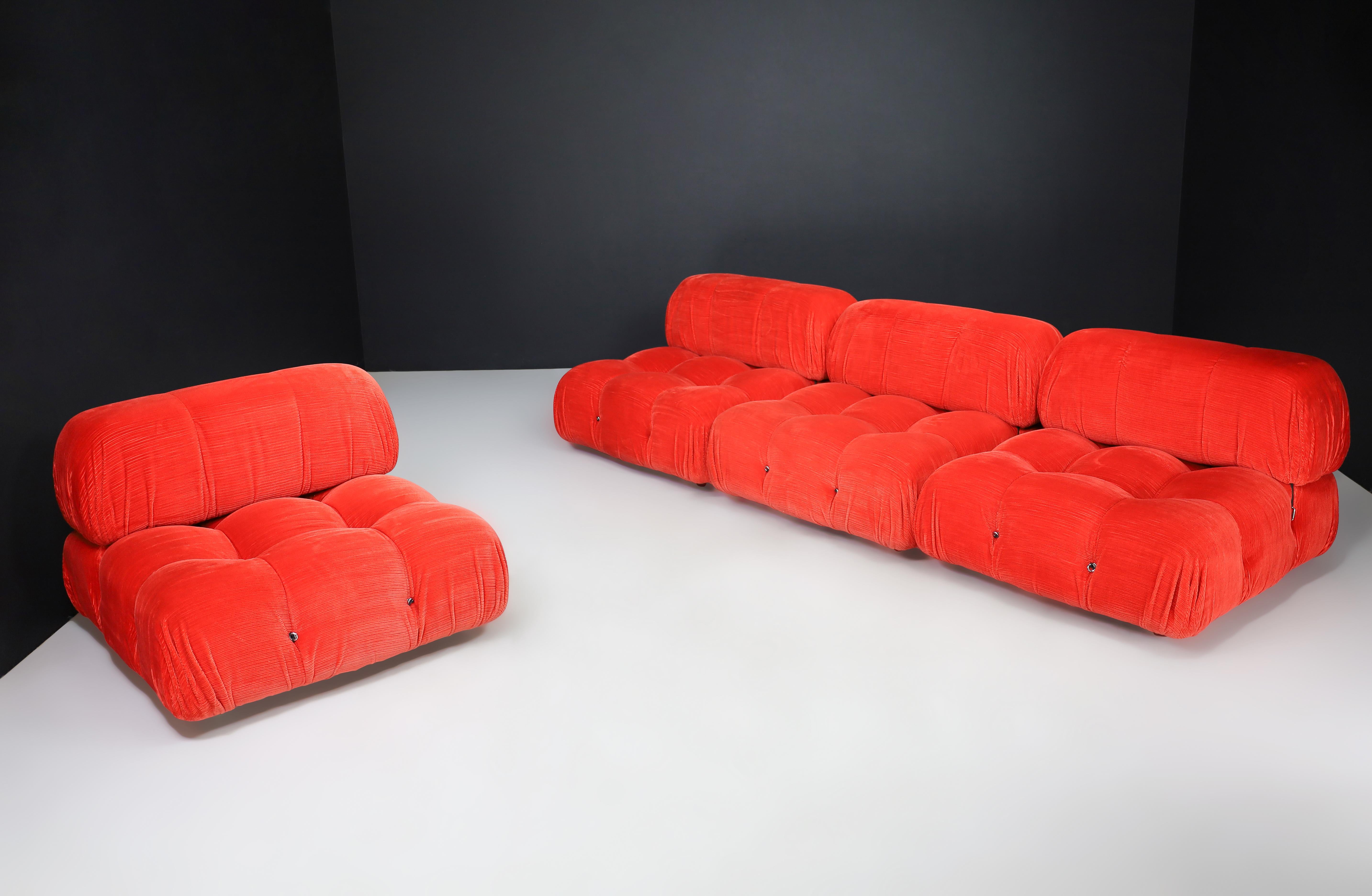 Mario Bellini für B&B Italia 'Camaleonda' Modulares Sofa mit rotem Kordsamtbezug Italien 1973

Mario Bellini entwarf dieses ikonische Sofa 
